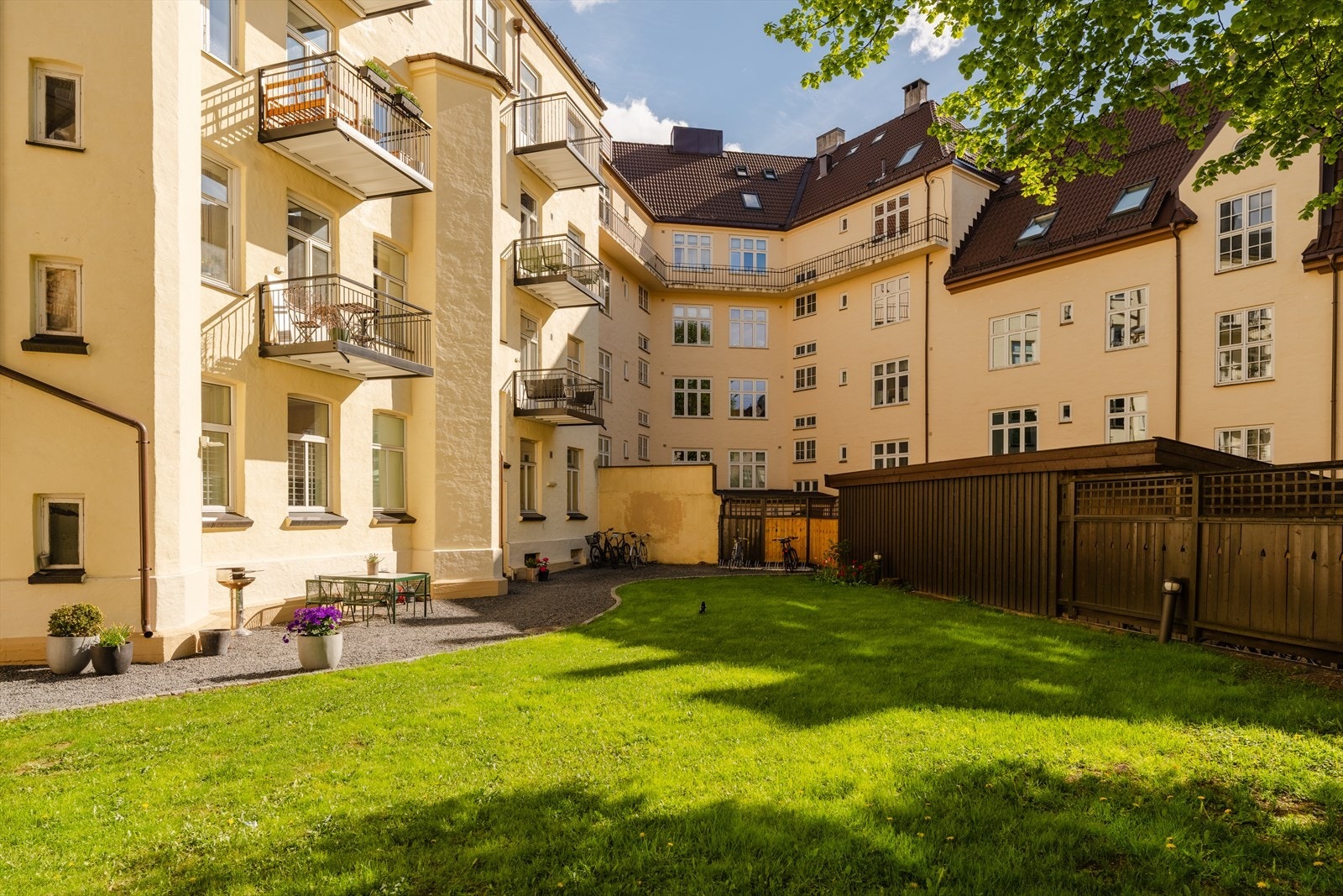 Bakgården er innredet med sittegruppe, felles grill og sykkelparkering. Galleribilde