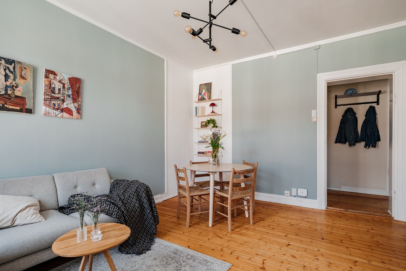 Den fine planløsning gir plass til sofa, spisebord og øvrig møblement. Galleribilde