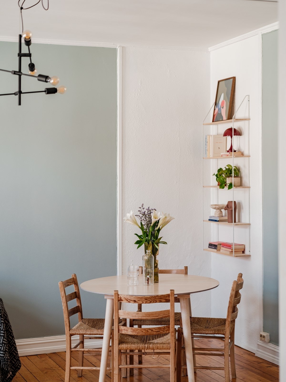 Det er plass til å invitere til en hyggelig middag rundt spisebordet. Galleribilde