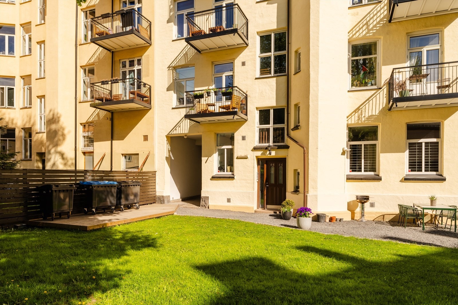 Idyllisk lukket bakgård med pent opparbeid gressplen. Galleribilde