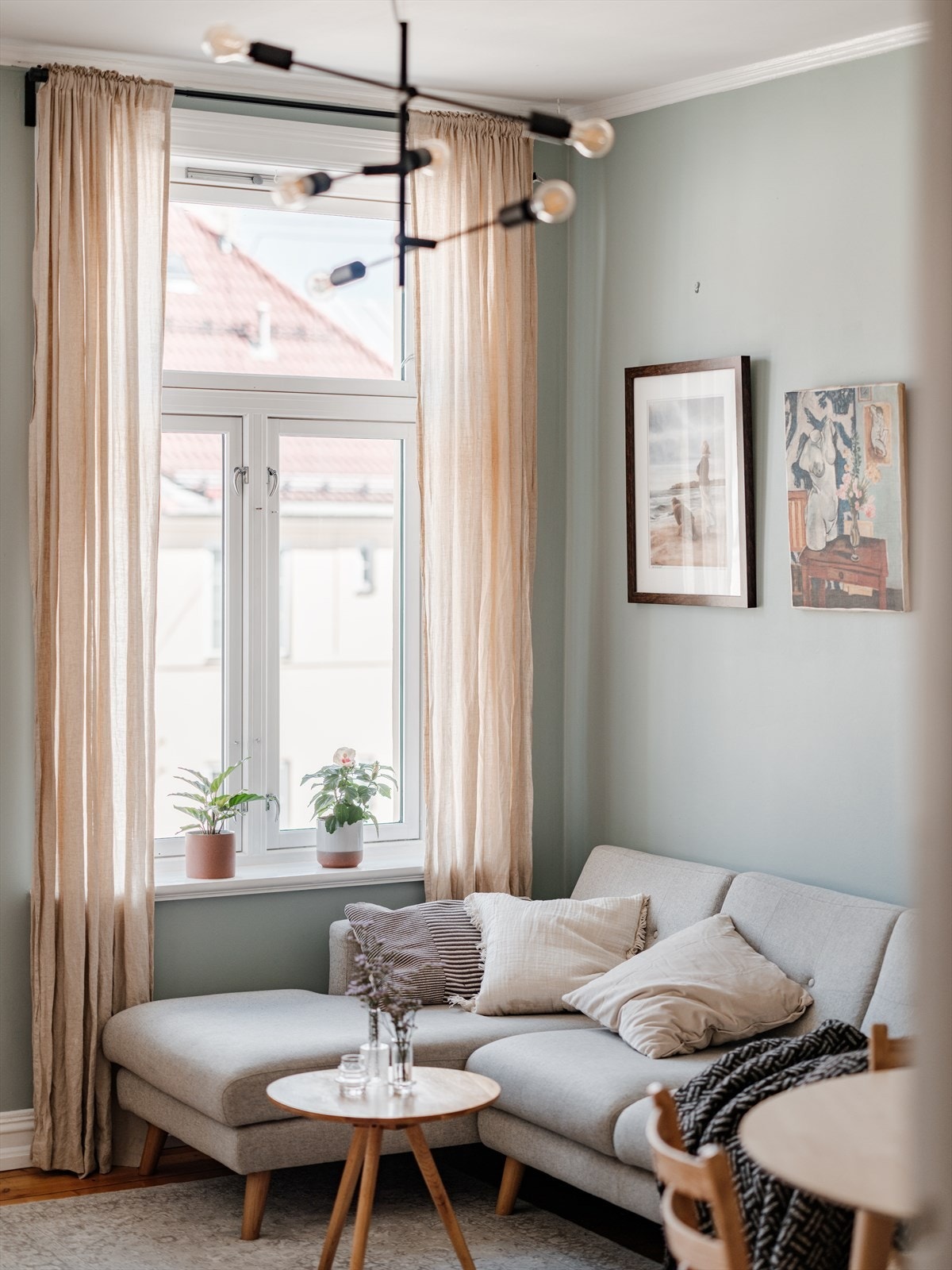 Dype vinduskarmer skaper både sjarm og funksjonalitet, perfekt for grønne planter, levende lys og personlig dekor. Galleribilde