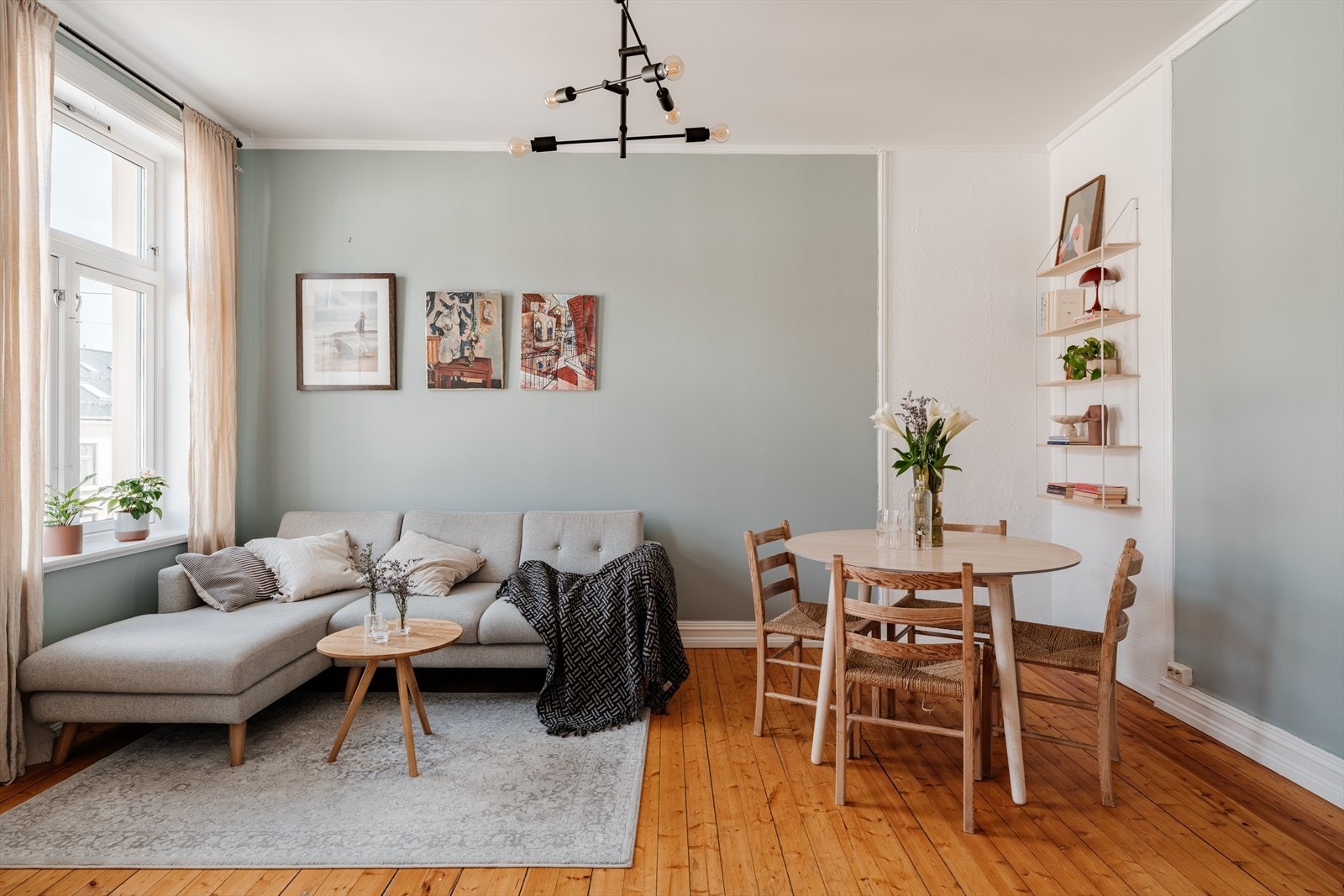 Leiligheten har en delikat fargepalett og tilbyr en perfekt balanse mellom klassisk sjarm og moderne komfort. Galleribilde