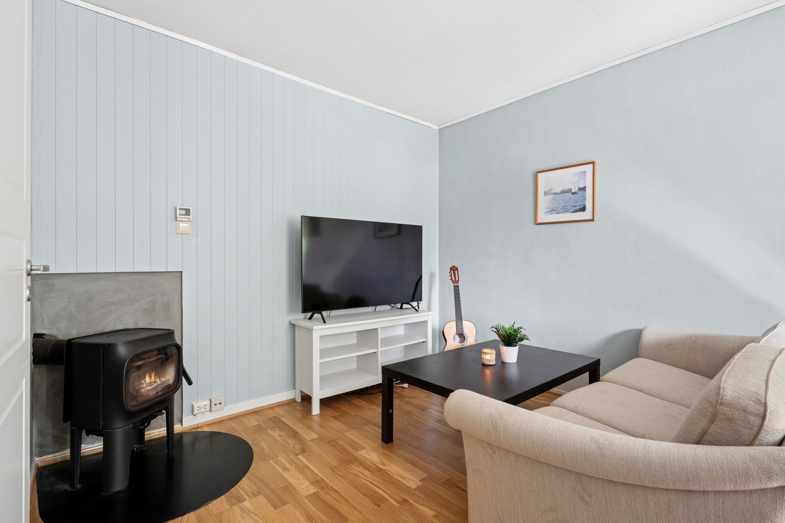 Stuen er på 16,2m² og gjør det dermed lett og innrede etter egne preferanser. Galleribilde