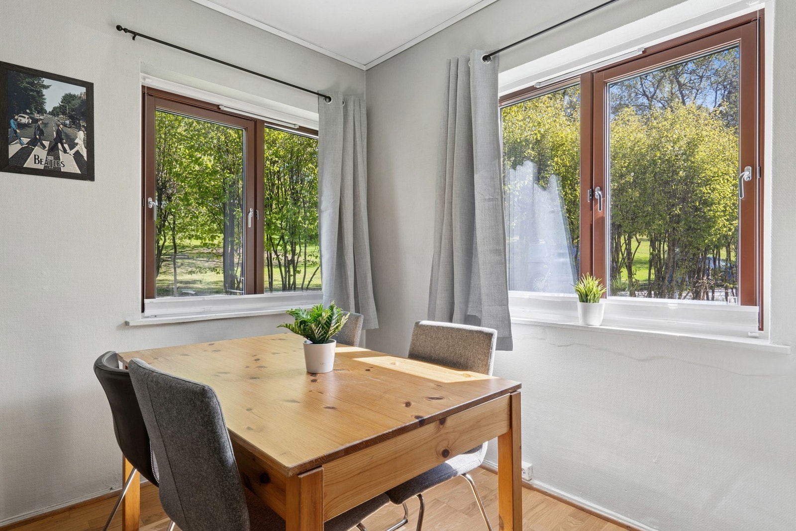 Spisebordet finner sin naturlige plass i enden av stuen med store vindusflater som gir rikelig med naturlig lysinnslipp. Galleribilde