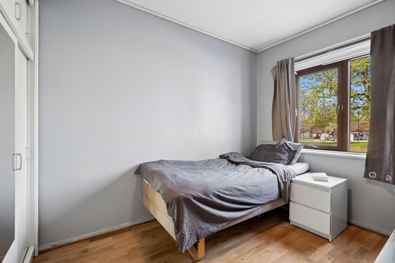 Soverommet har stor garderobeløsning med god plass til oppbevaring samt god plass til øvrige møblementer. Galleribilde