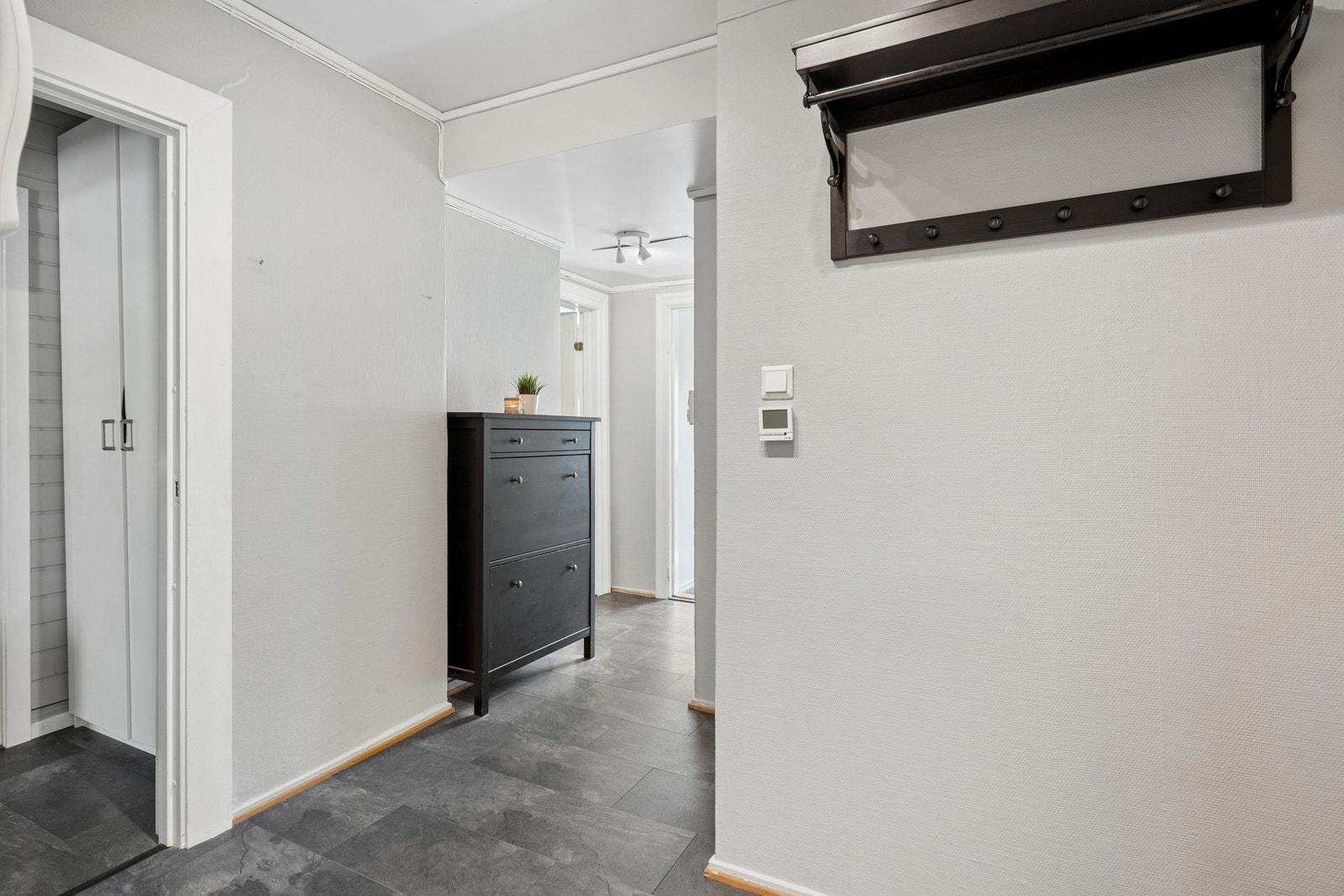 Praktisk entré med praktas oppheng for jakker og oppbevaring. Galleribilde