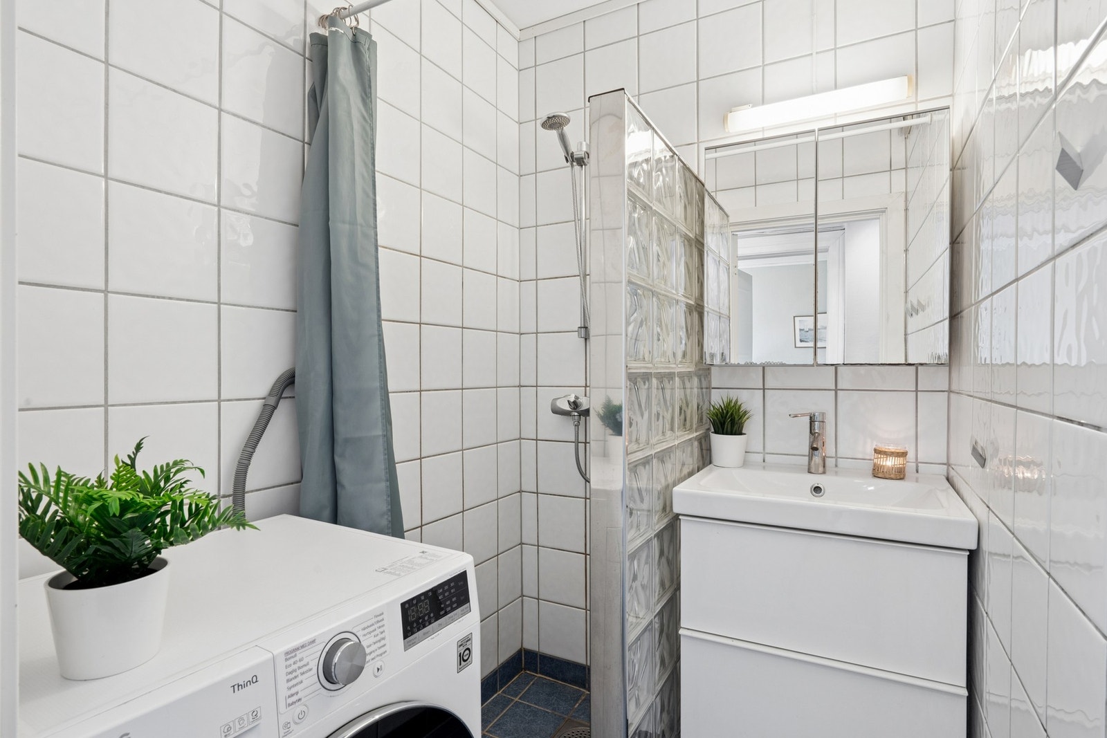Flislagt bad med elektriske varmekabler i gulvet. Galleribilde