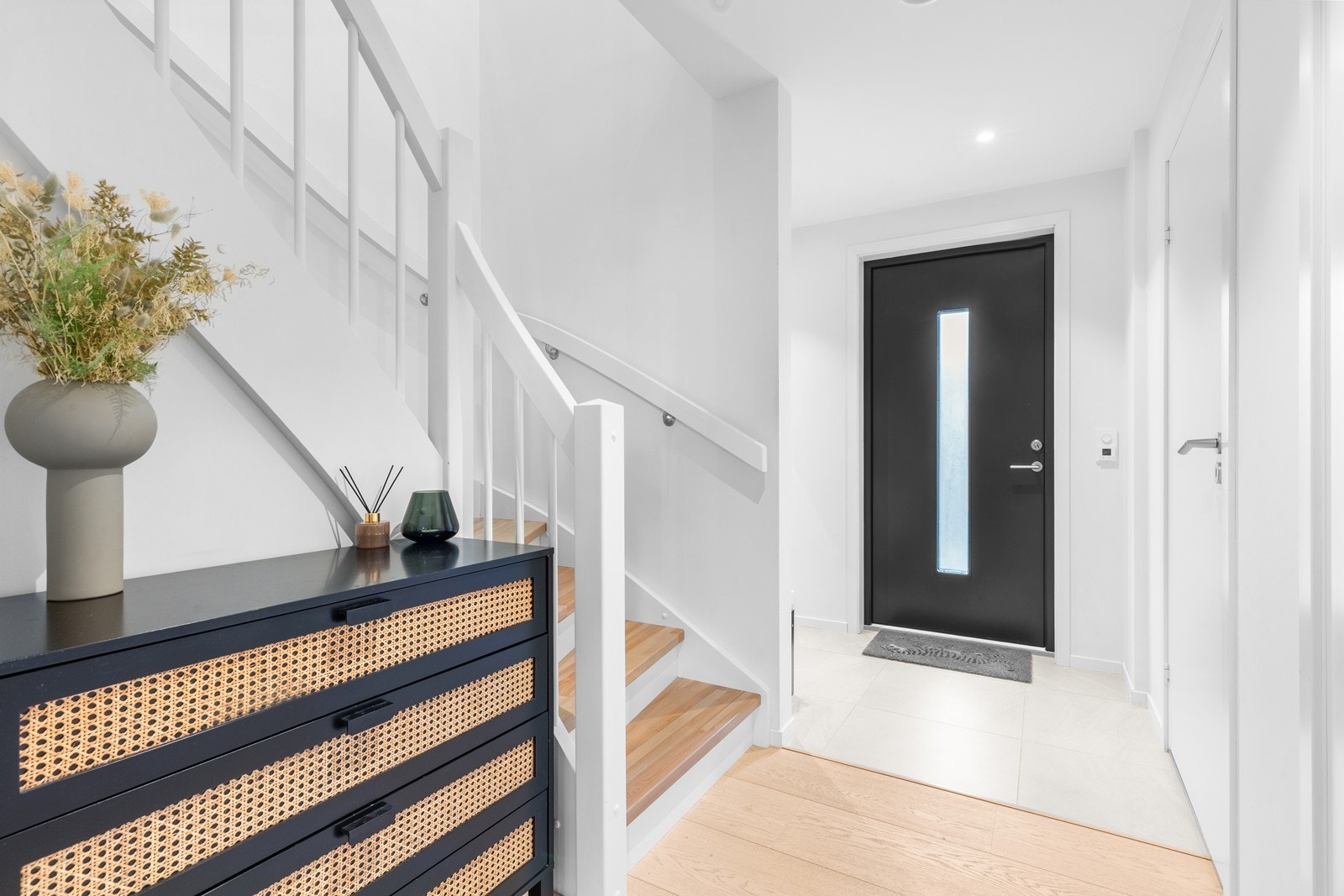 Lys hall og vindfang med skyvedørsgarderobe. Galleribilde