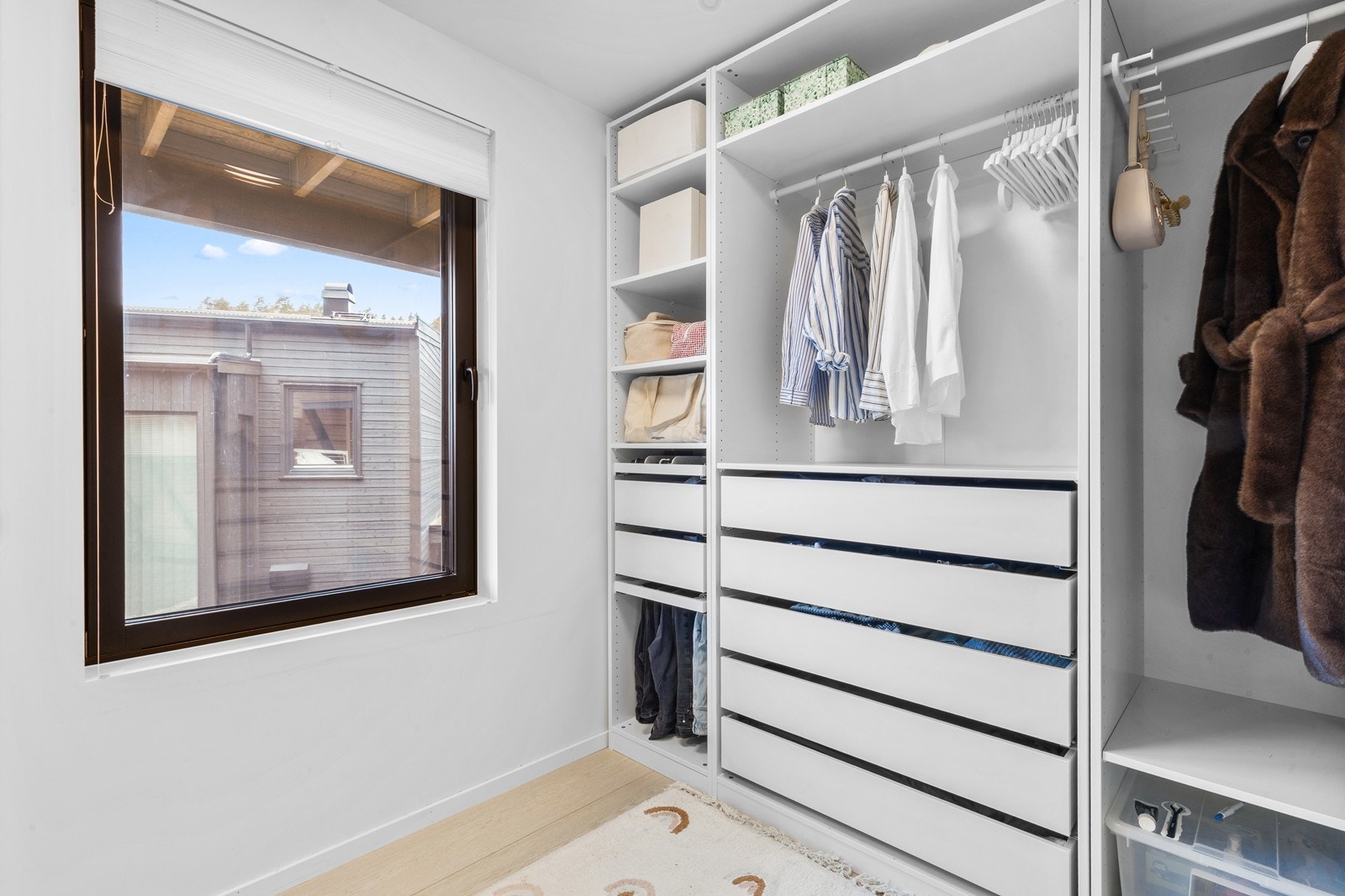 Her er ett av soverommene, som i dag brukes som walk-in garderobe. Galleribilde
