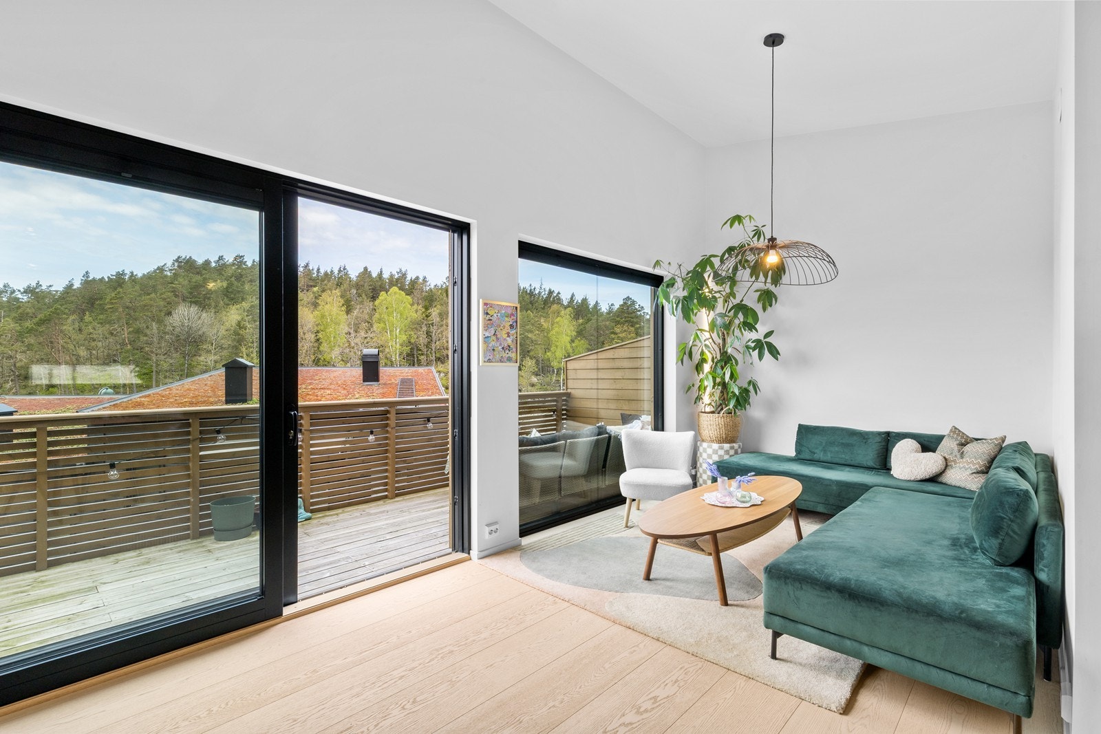 Stuen har egen fin sone for sofagruppe, store vinduer og utgang til balkong med kveldssol! Galleribilde