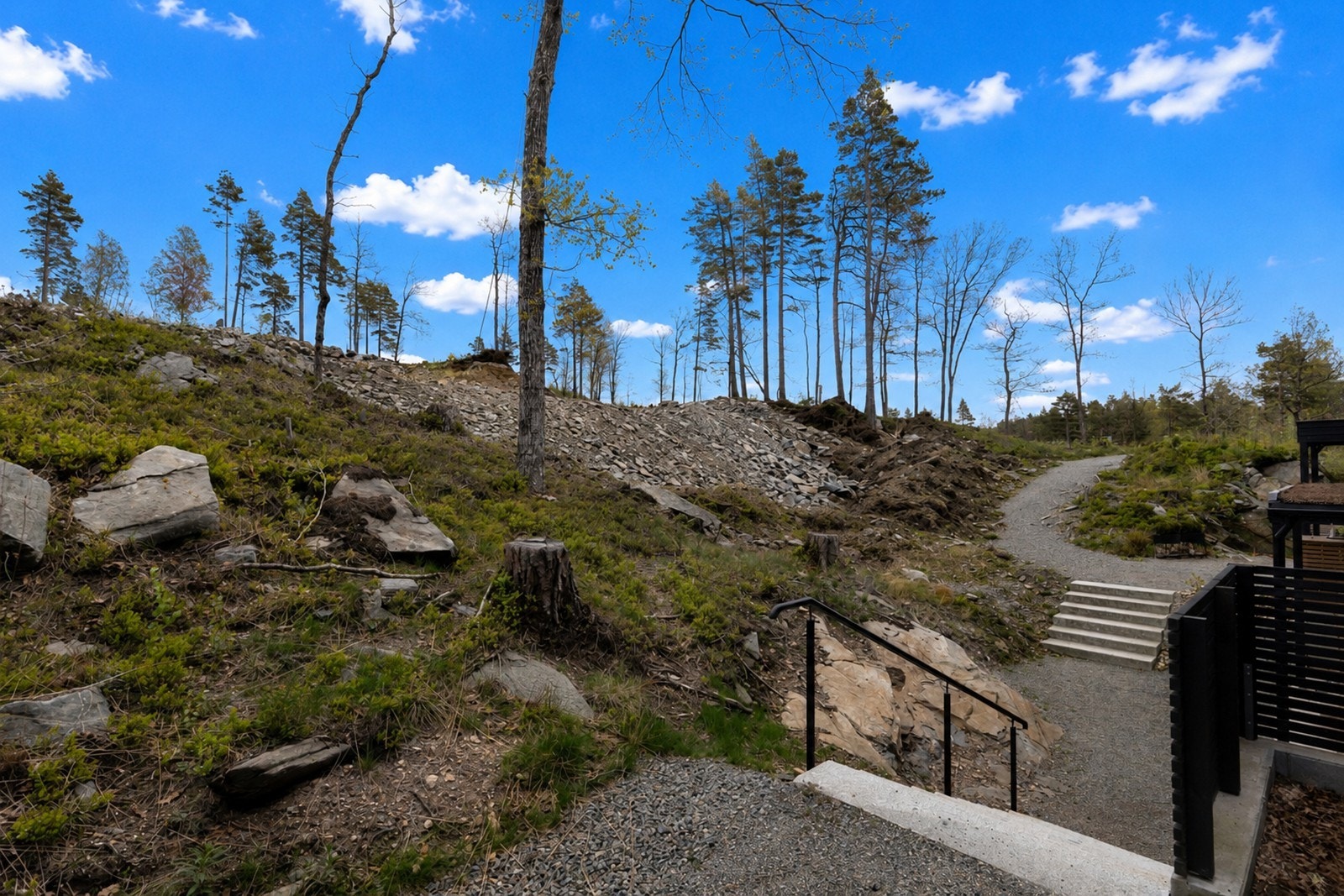 Her fra inngangsiden. Flotte betongtrapper mellom carport og inngang. Galleribilde