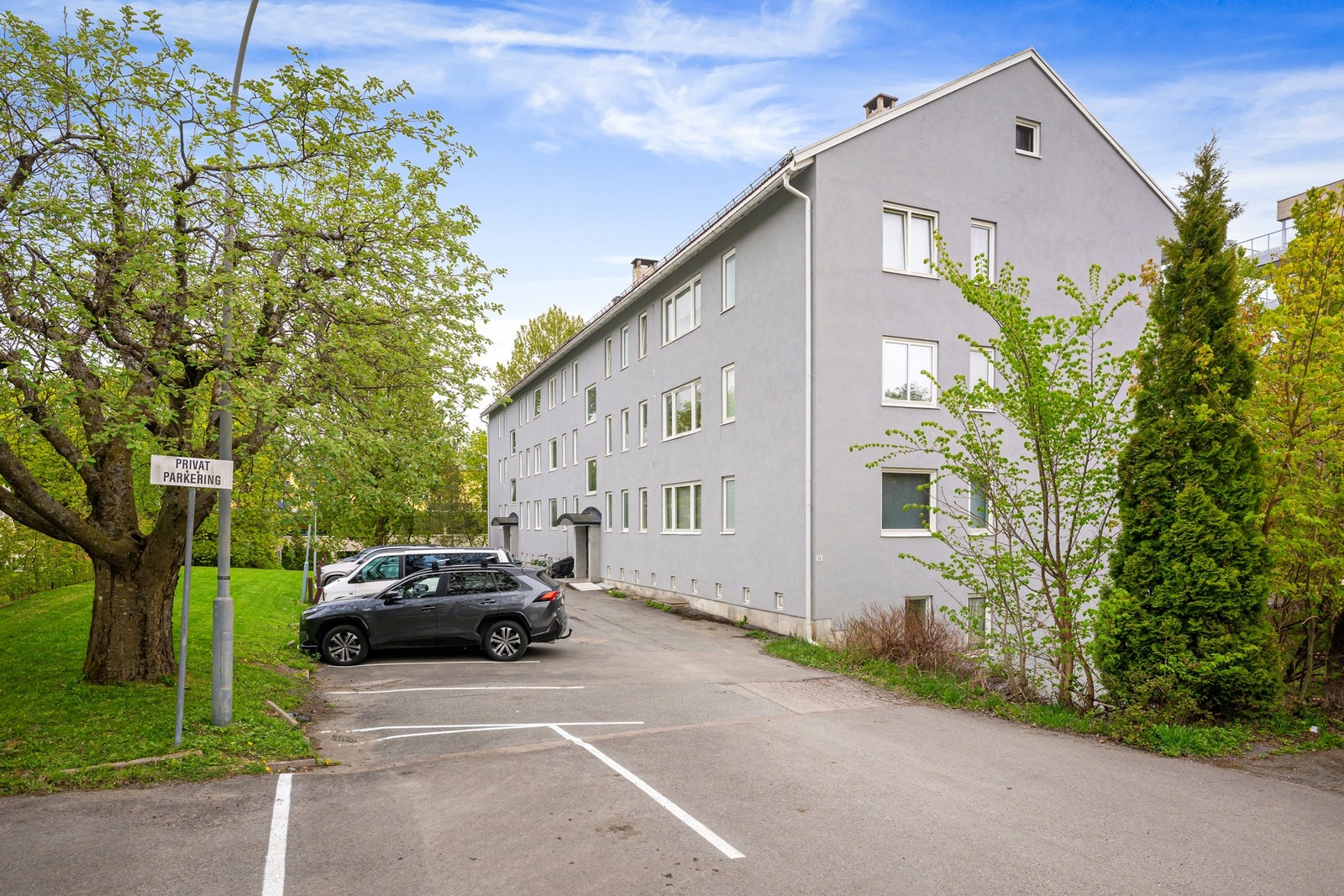 Leiligheten disponerer én parkeringsplass på sameiets fellesareal. Galleribilde