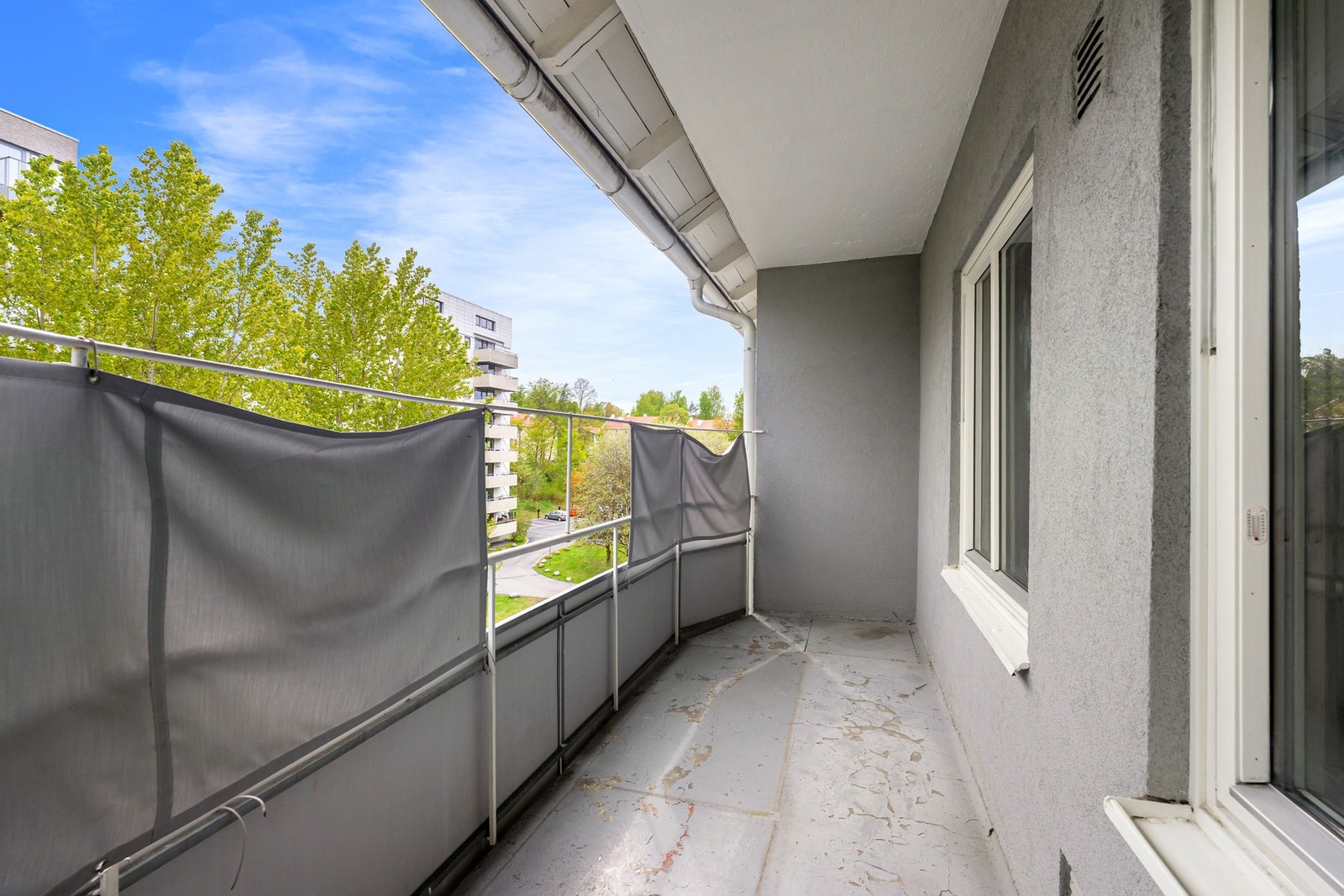Balkongen ligger i byggets 4. etasje og har et luftig preg med utsyn mot grønne omgivelser. Galleribilde