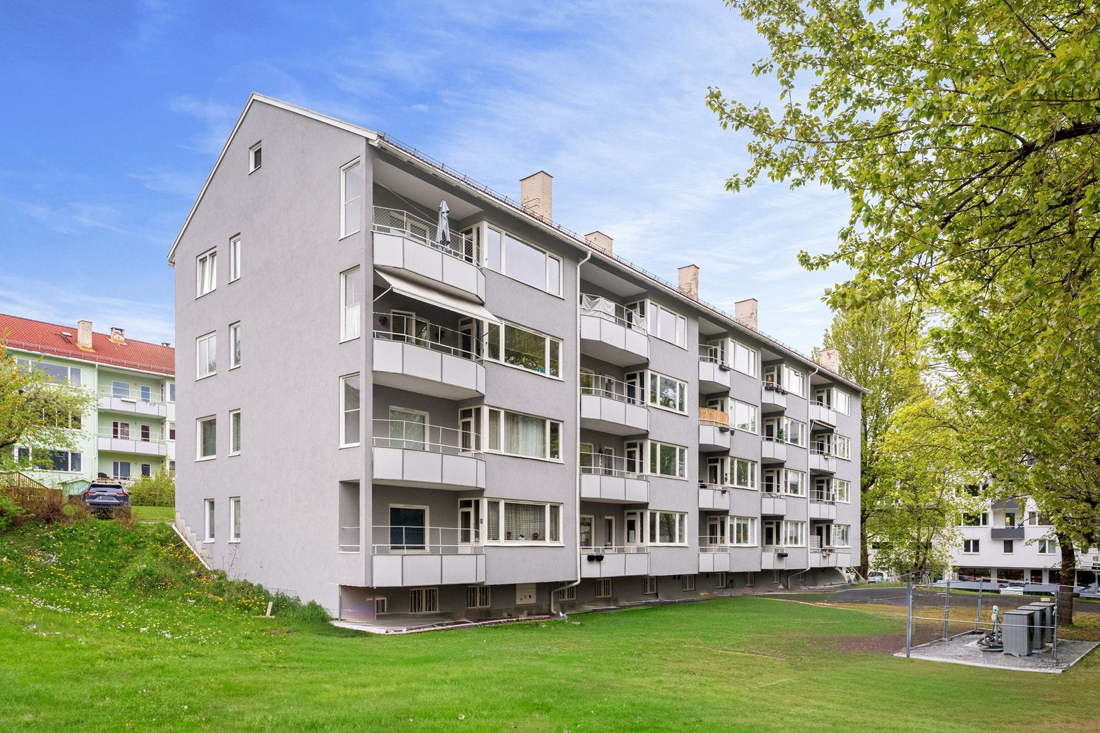 Rolig og attraktiv beliggenhet på Vestre Holmen, med kort vei til T-bane og nærhet til Røa sentrum med et bredt servicetilbud. Galleribilde