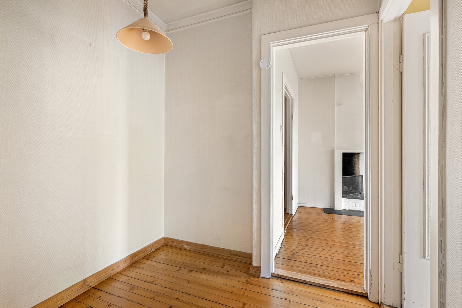 Videre leder entréen inn til en indre gang. Herfra er det adkomst til kjøkken, soverom og stue, og området binder leiligheten naturlig sammen. Galleribilde