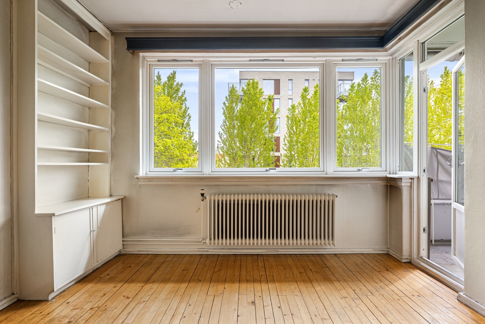 Store vindusflater slipper inn rikelig med naturlig lys og gir en luftig atmosfære. Galleribilde