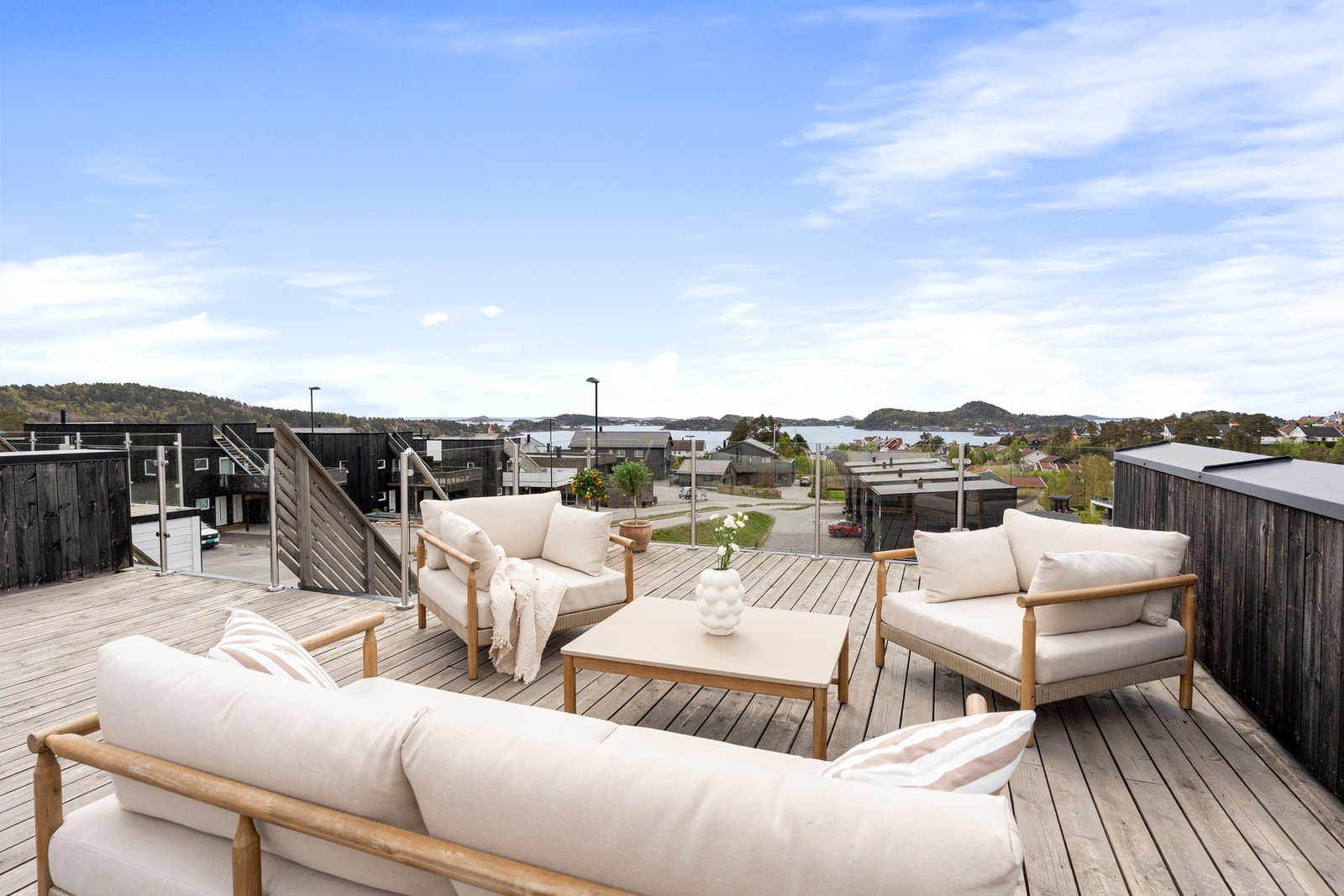 Stor takterrasse med nydelig utsikt og gode solforhold Galleribilde