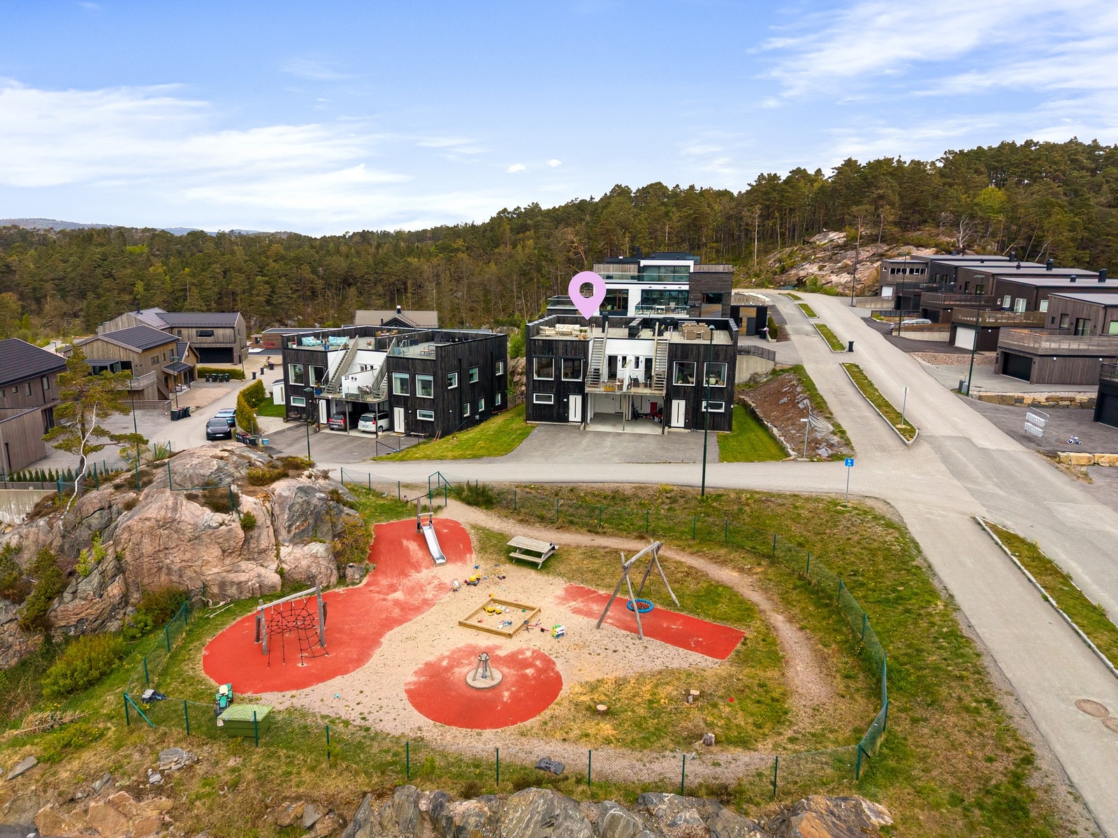 Lekeplass like over veien Galleribilde
