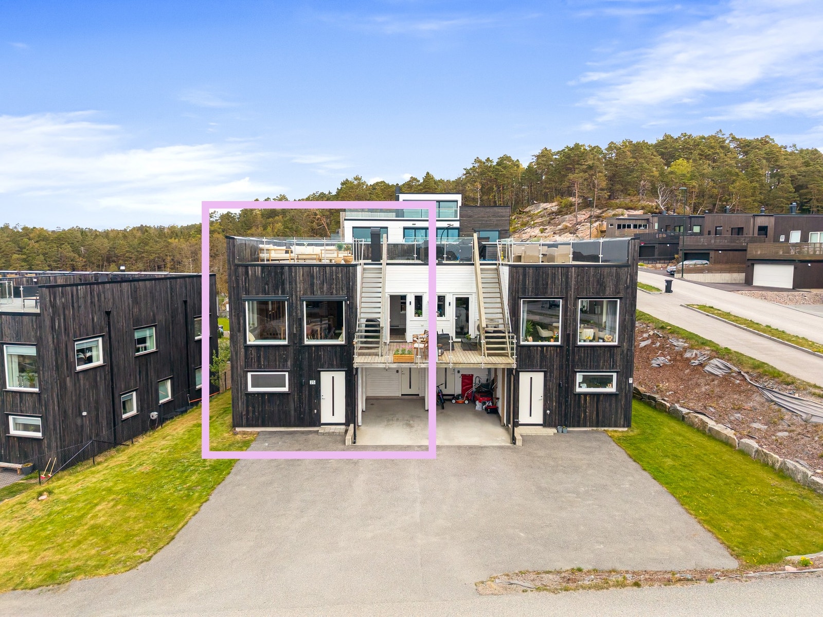 Carport med lader og asfaltert gårdsplass Galleribilde