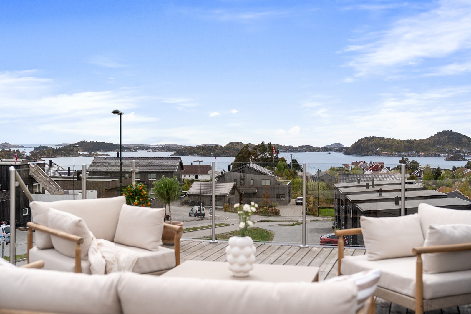 Stor takterrasse med nydelig utsikt og gode solforhold Galleribilde