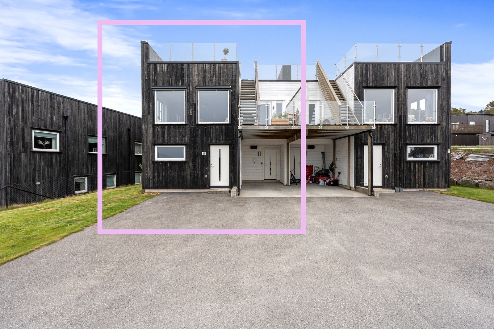 Carport med lader og asfaltert gårdsplass Galleribilde