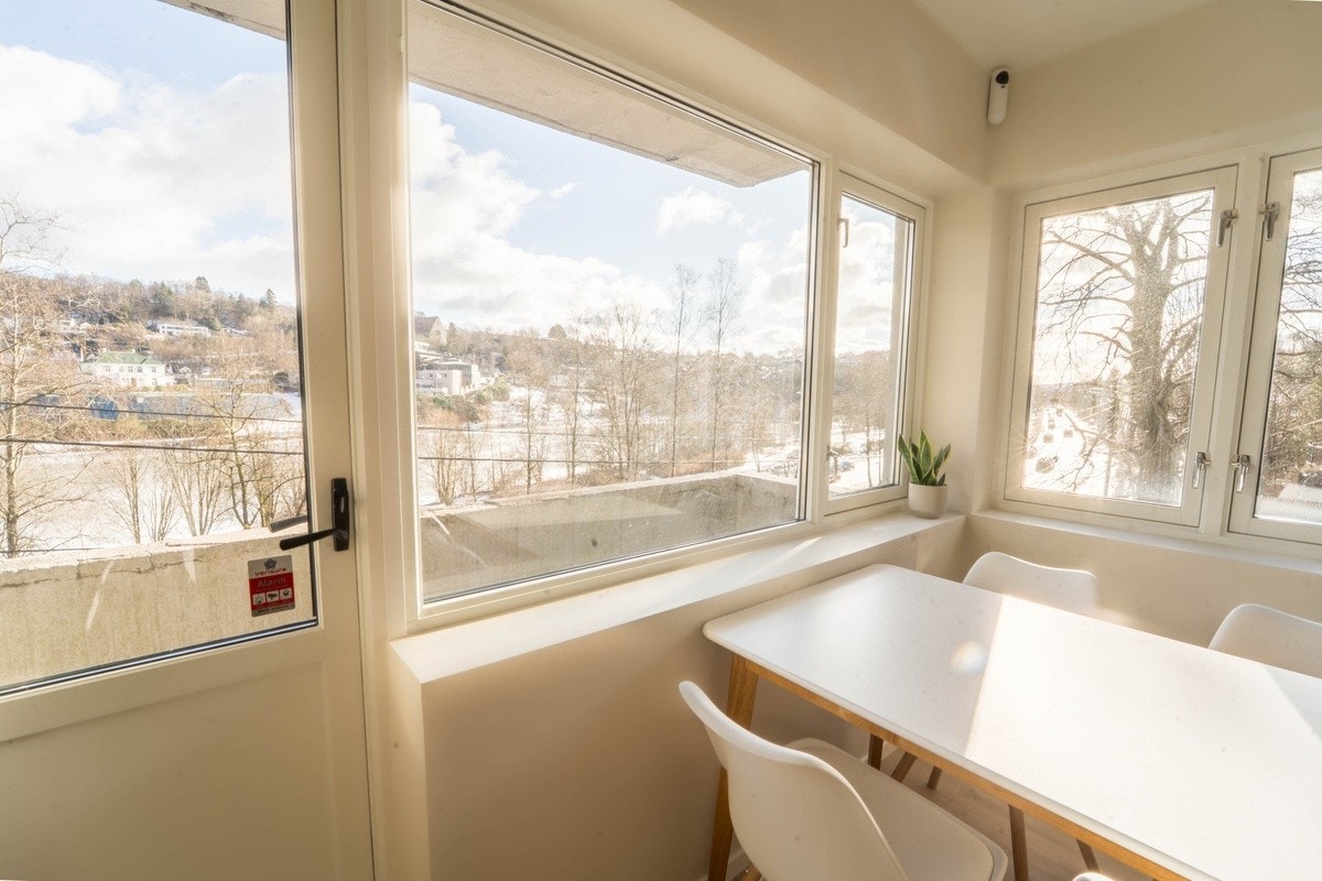 Stue og balkong har begge fin utsikt over kristianborgvannet. Galleribilde