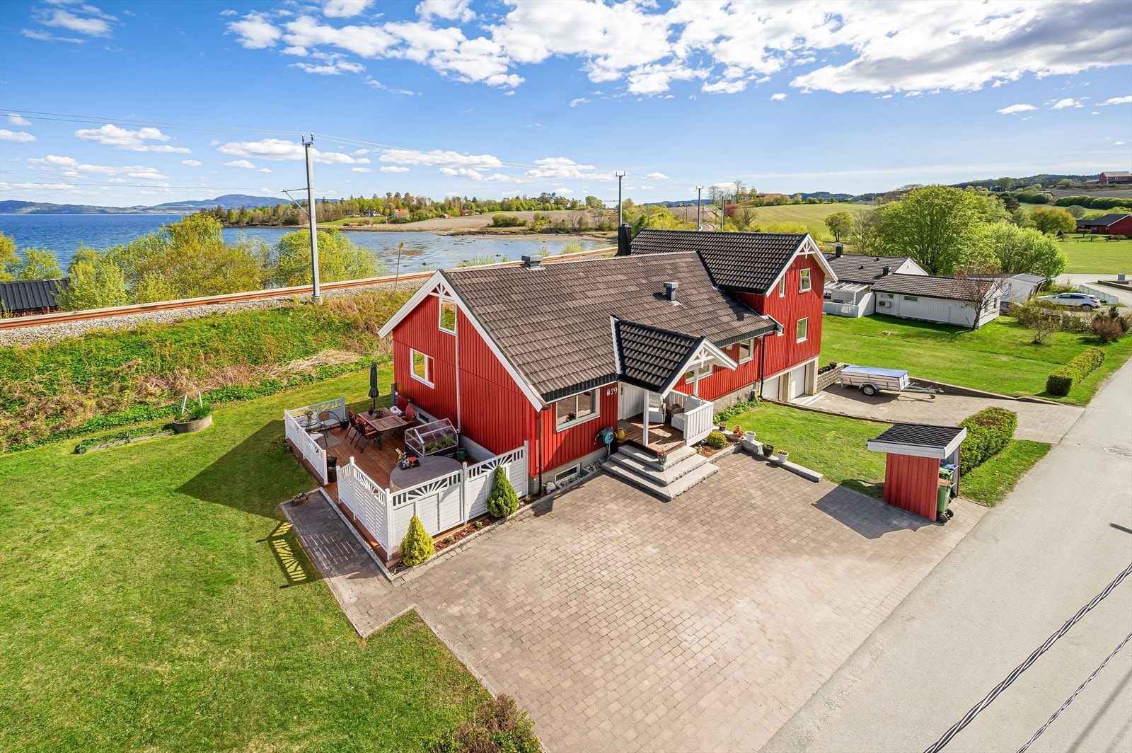 Eneboligen har en attraktiv beliggenhet i et rolig og barnevennlig boområde. Galleribilde