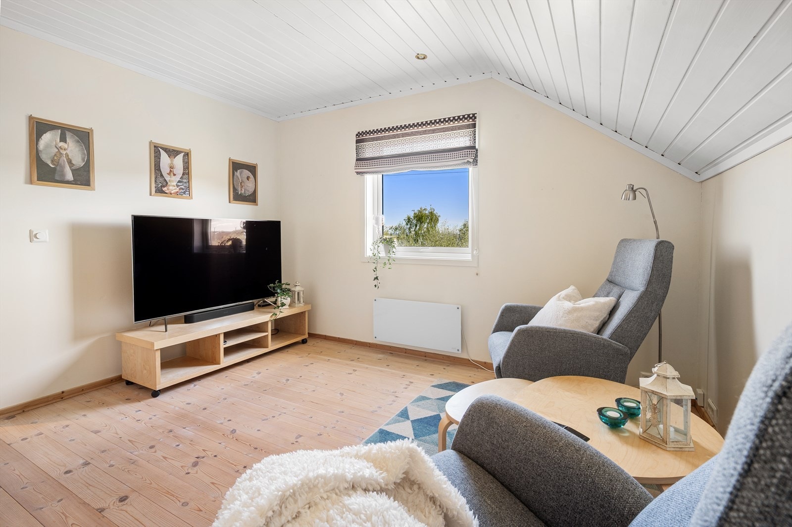 Soverom på 11,8m² som i dag blir brukt som TV-stue Galleribilde