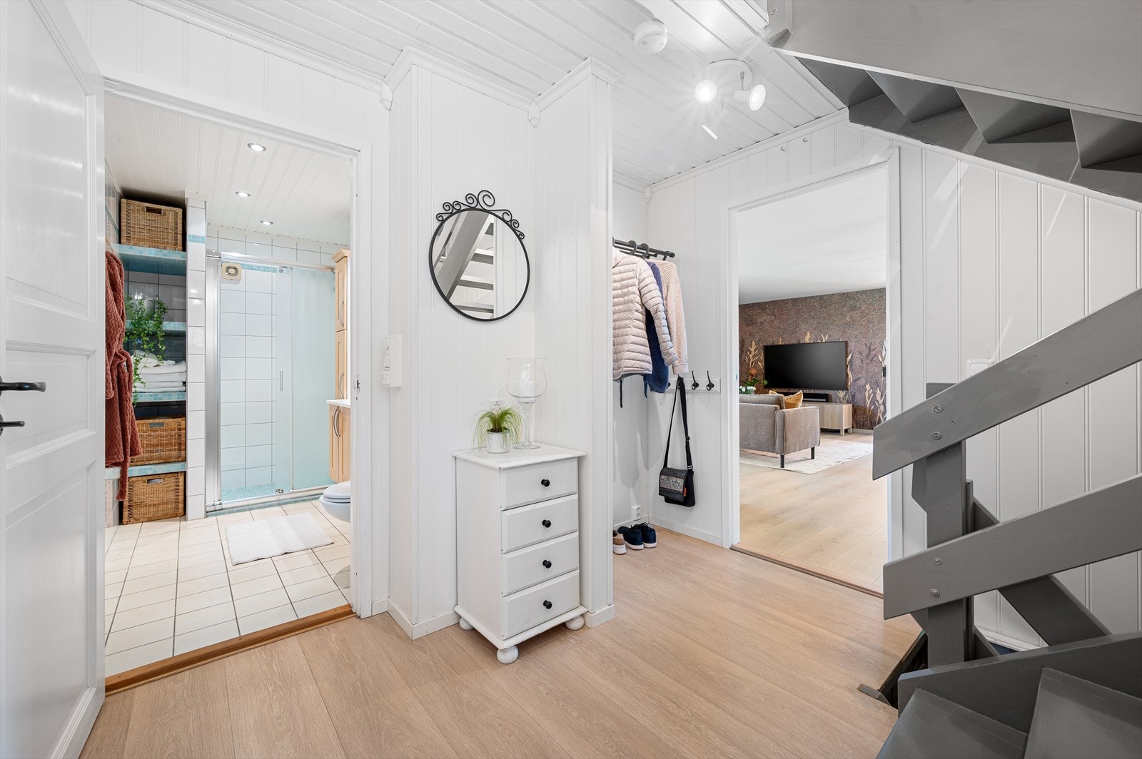 Gang på 11m² med god plass til oppbevaring av yttertøy Galleribilde