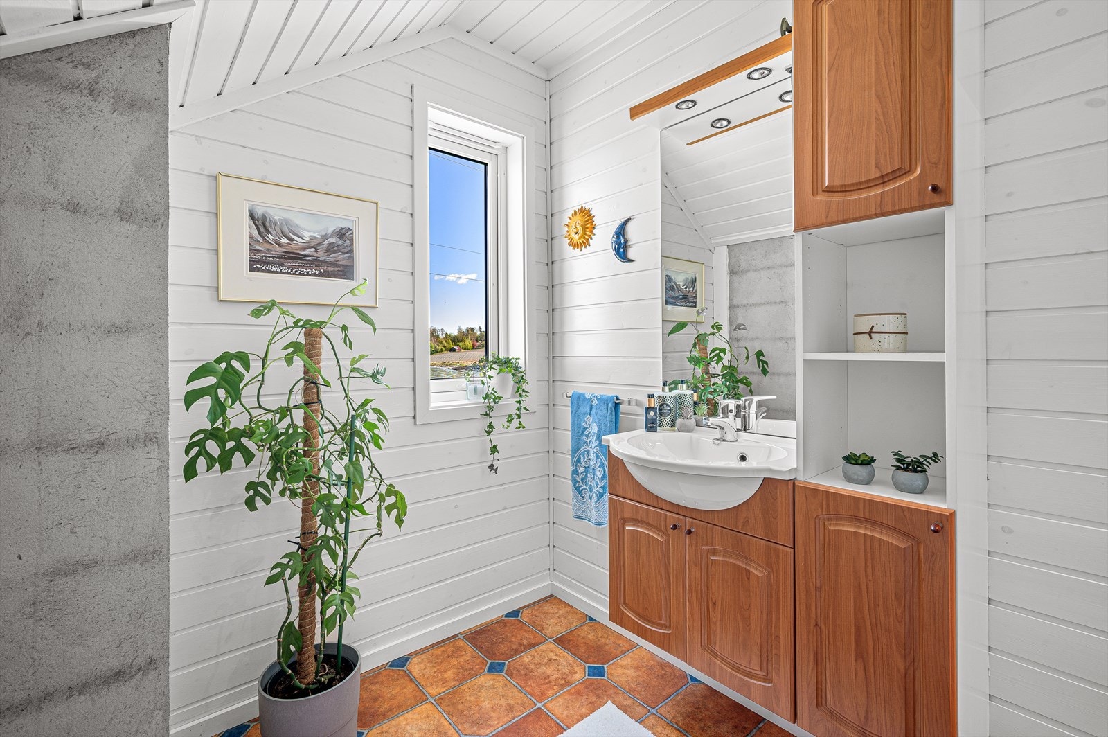 Innredet med servant, klosett. Naturlig ventilering Galleribilde
