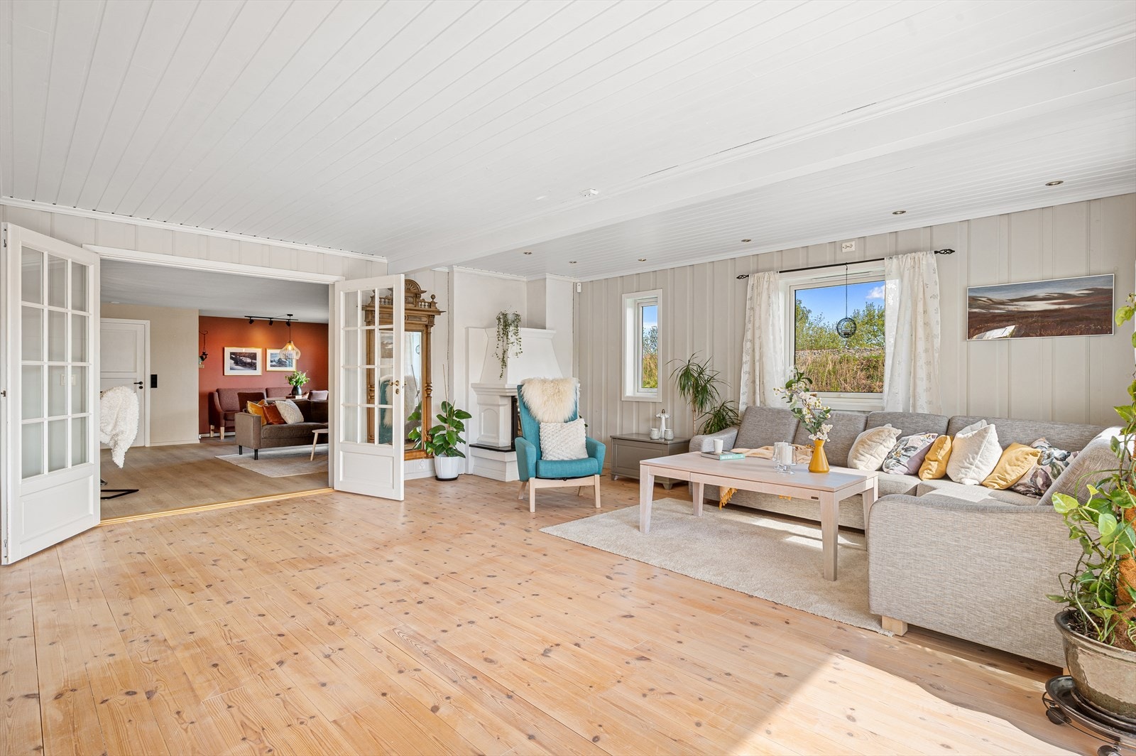 Fra stue/kjøkken kommer man inn til en stor og åpen stue på 44m² Galleribilde