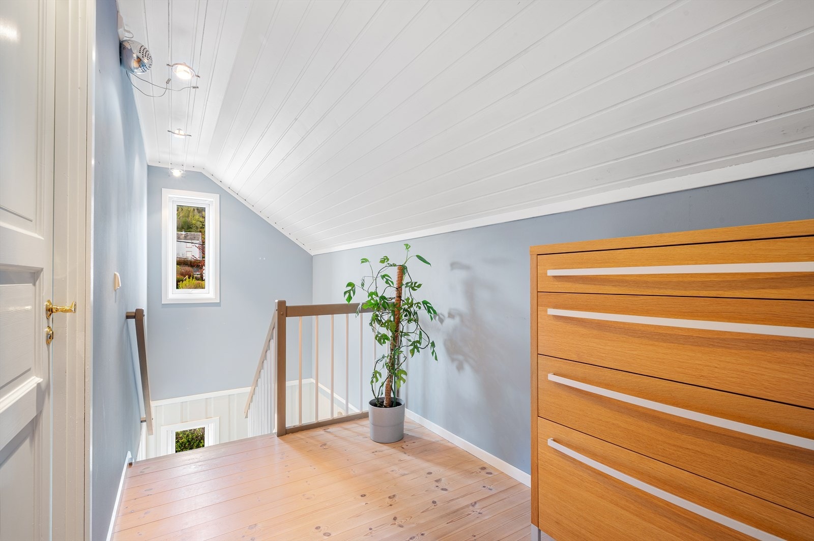 2. etasje på tilbygget inneholder gang, toalett og 2 soverom. Galleribilde