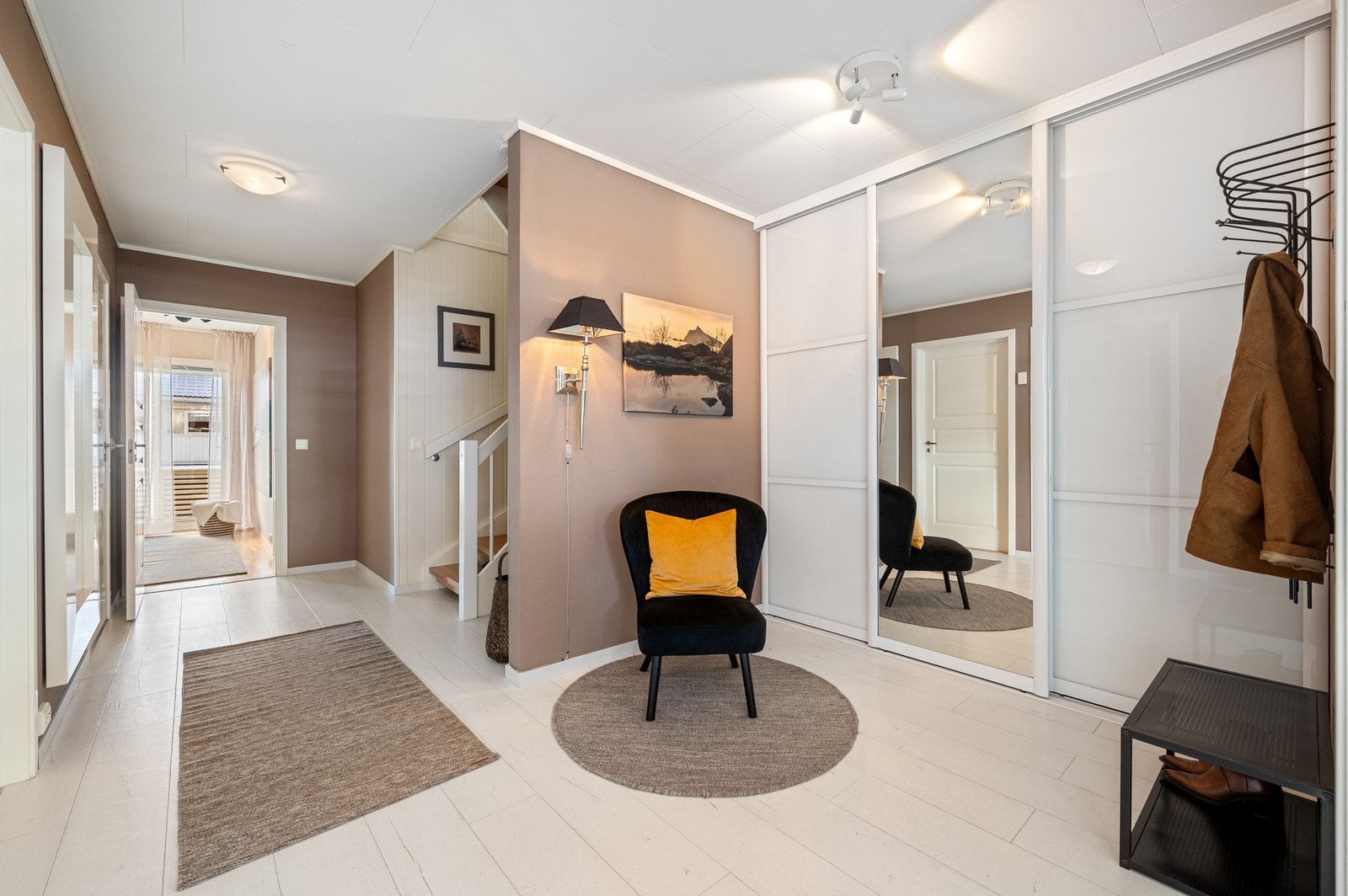 Innbydende entre med stor skyvedørsgarderobe. Galleribilde