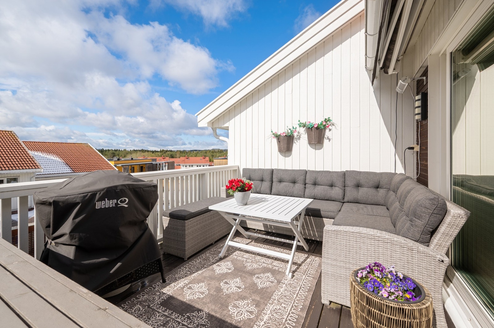Sørvendt og skjermet balkong. Galleribilde