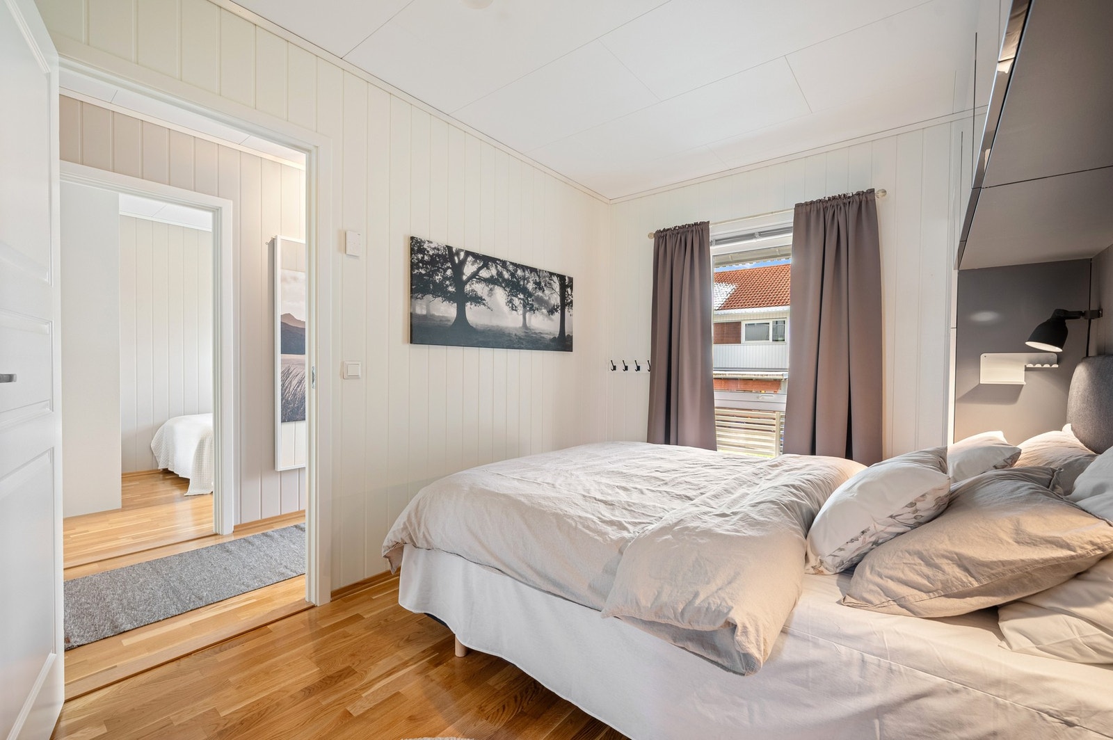 Nede i 1.etasje er det to soverom av god størrelse. Galleribilde