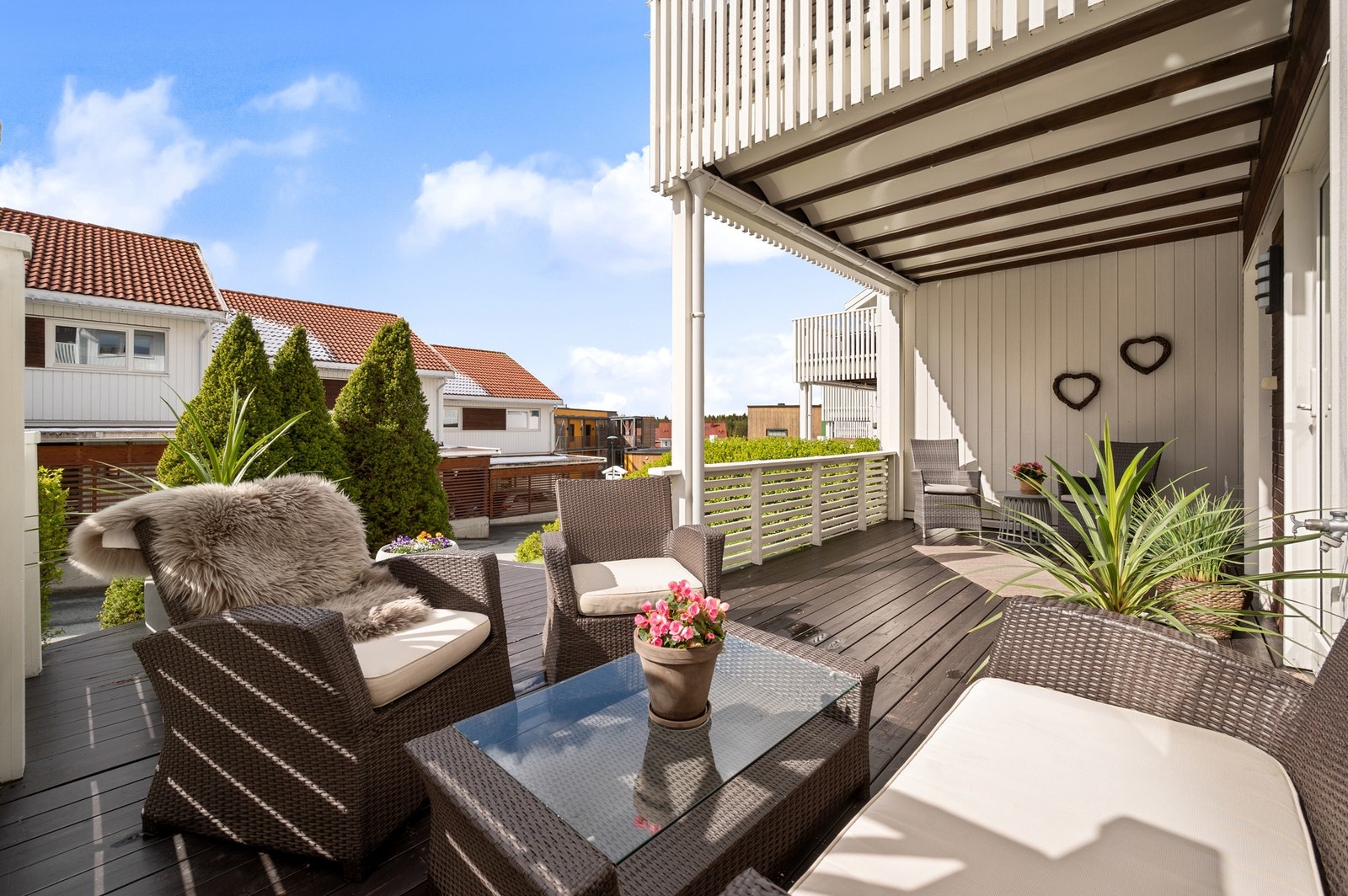 Terrassen er på 23,4 kvm og har god plass til flere soner. Galleribilde