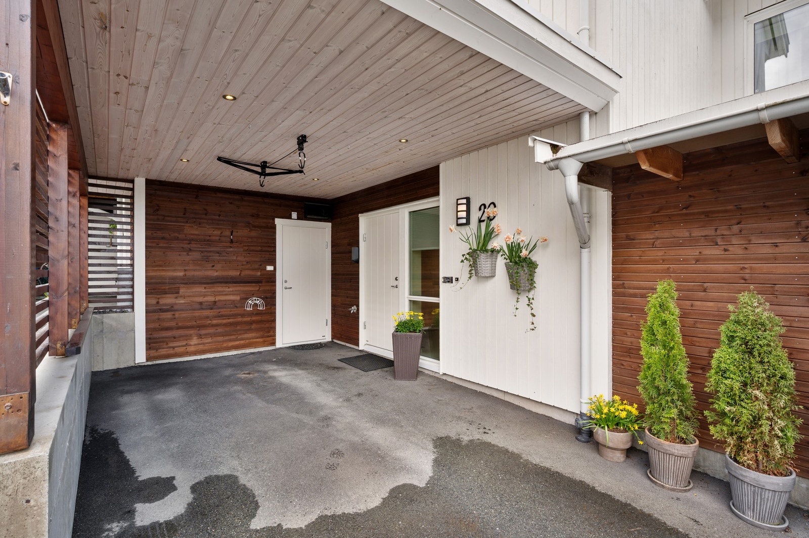 Romslig carport med panel og downlights i tak. Galleribilde