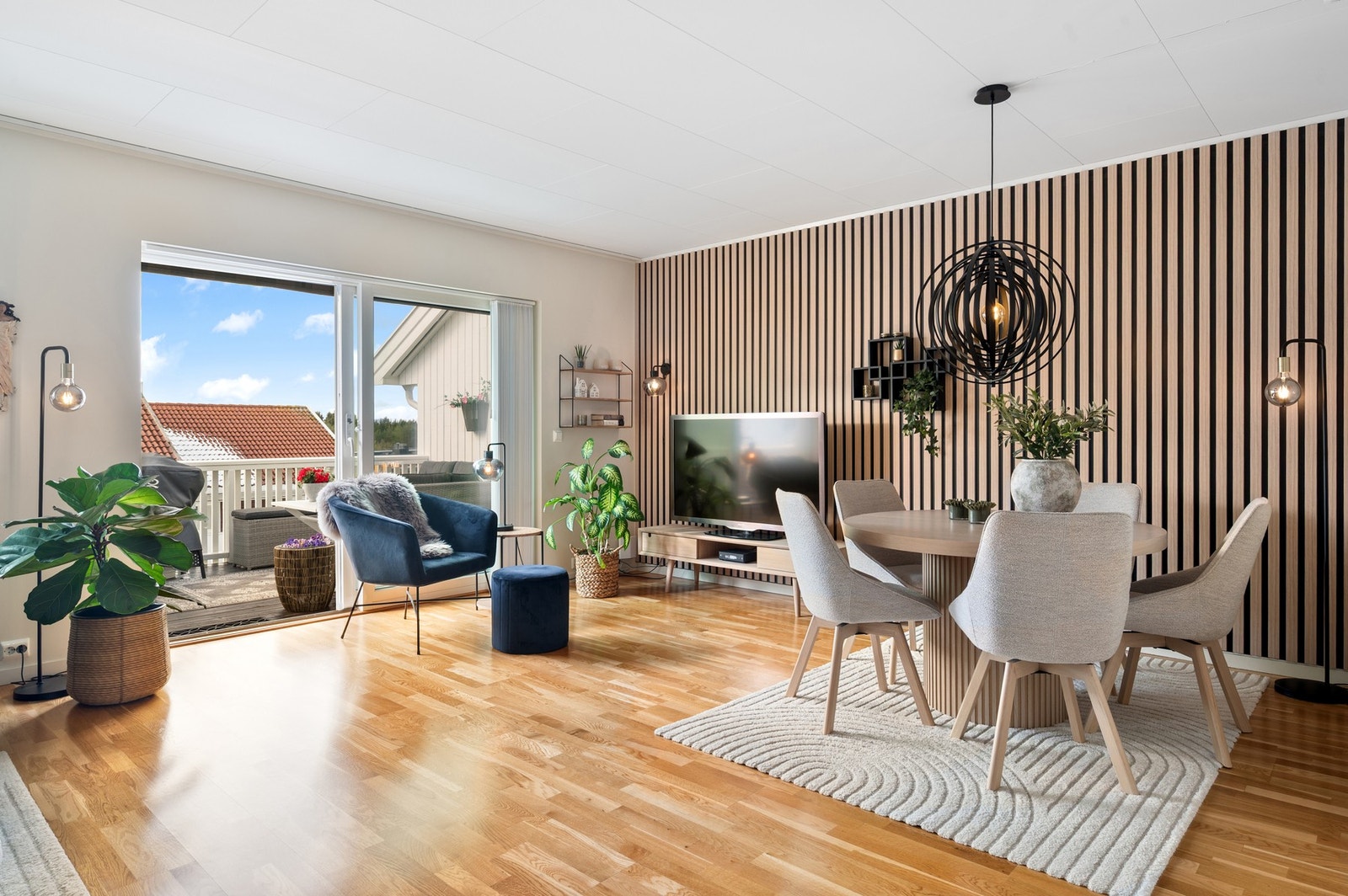 Stuen er på nesten 40 kvm og har god plass til sofagruppe og spisebord. Galleribilde