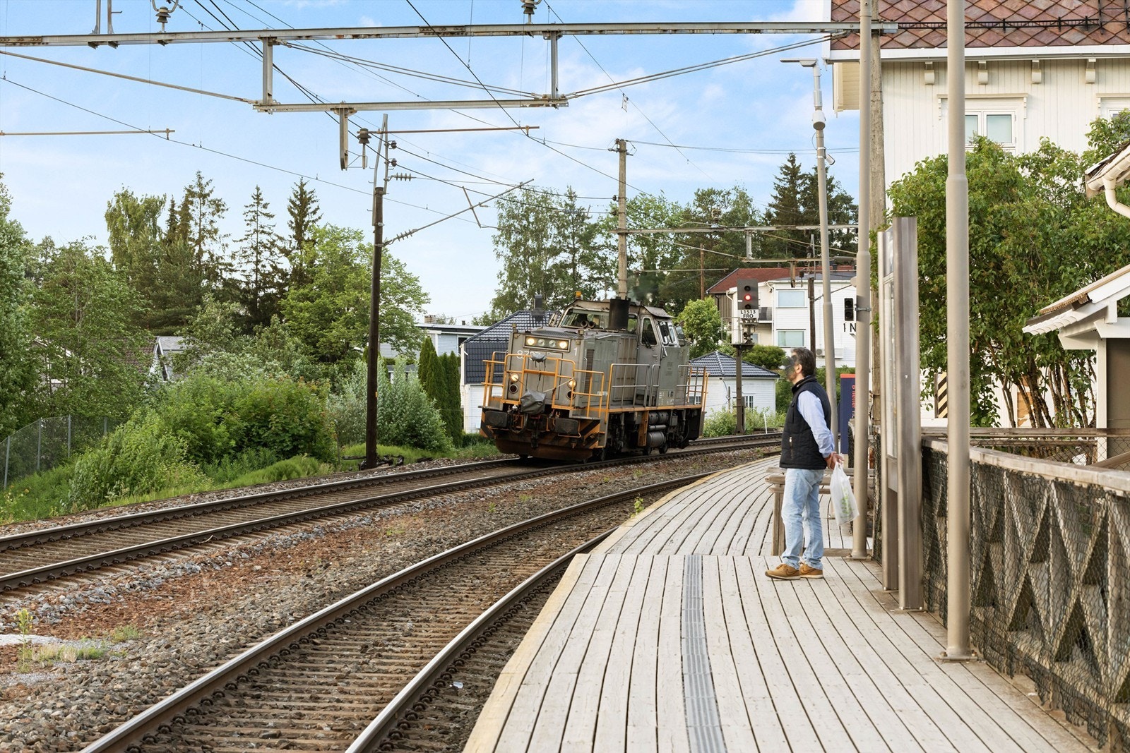 Benytt deg av godt togtilbud på enten Frogner eller Sørumsand stasjon. Herfra går togene til Lillestrøm og Oslo S/National/Lysaker Galleribilde