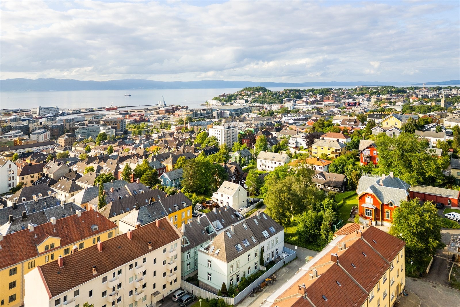 Her bor du i et sjarmerende og historisk område med kort vei til alt byen har å by på. Her har du Solsiden, byens mest pulserende restaurantområde, bare noen få minutters gange unna. Galleribilde