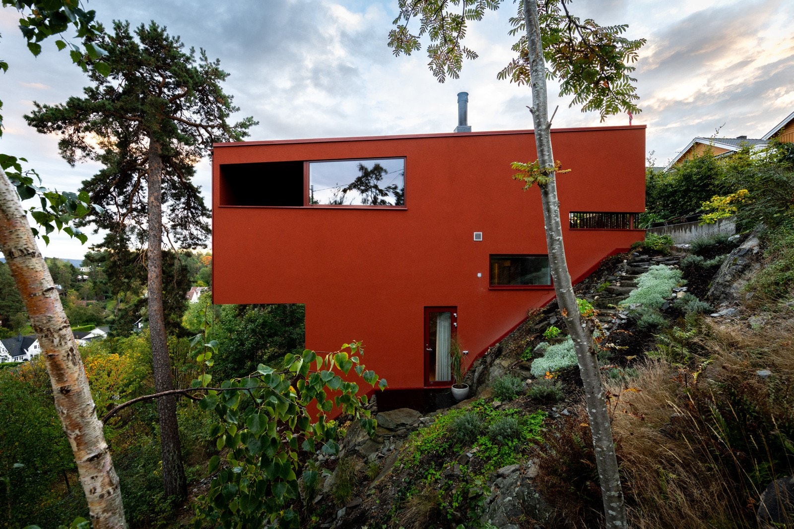 Et gjennomarbeidet eksempel på moderne arkitektur med tydelig sammenheng mellom form, funksjon og materialbruk. Galleribilde