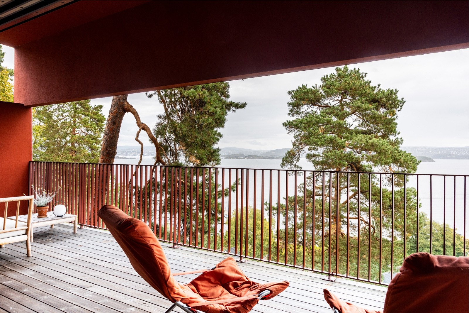 Store skyvedører åpner stuen mot verandaen og utsikten, mens øvrige rom viderefører samspillet mellom lys, utsyn og materialitet. Galleribilde
