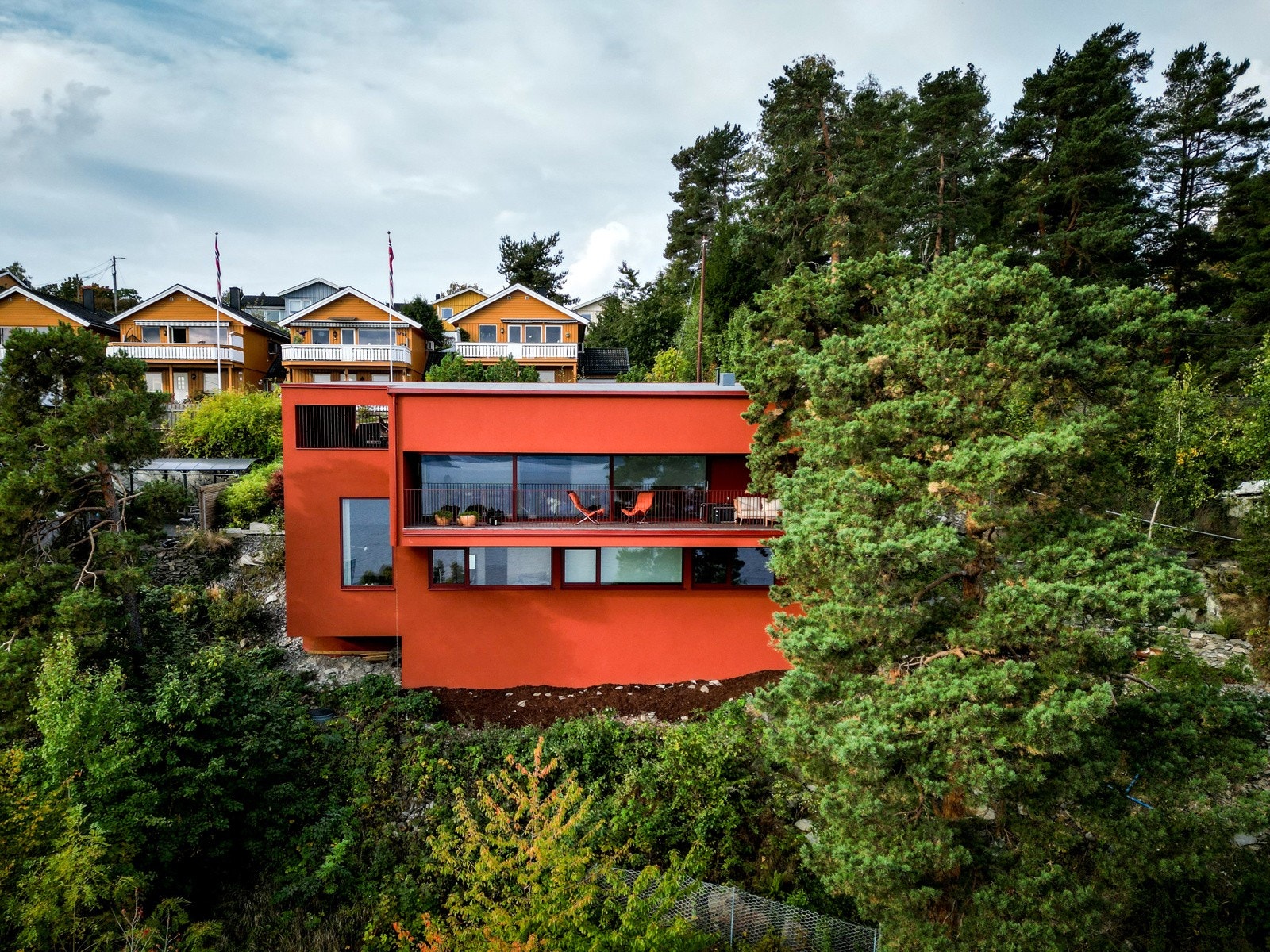 Utsikten gir en umiddelbar følelse av lys, rom og åpenhet, samtidig som tomten oppleves privat og skjermet. Galleribilde