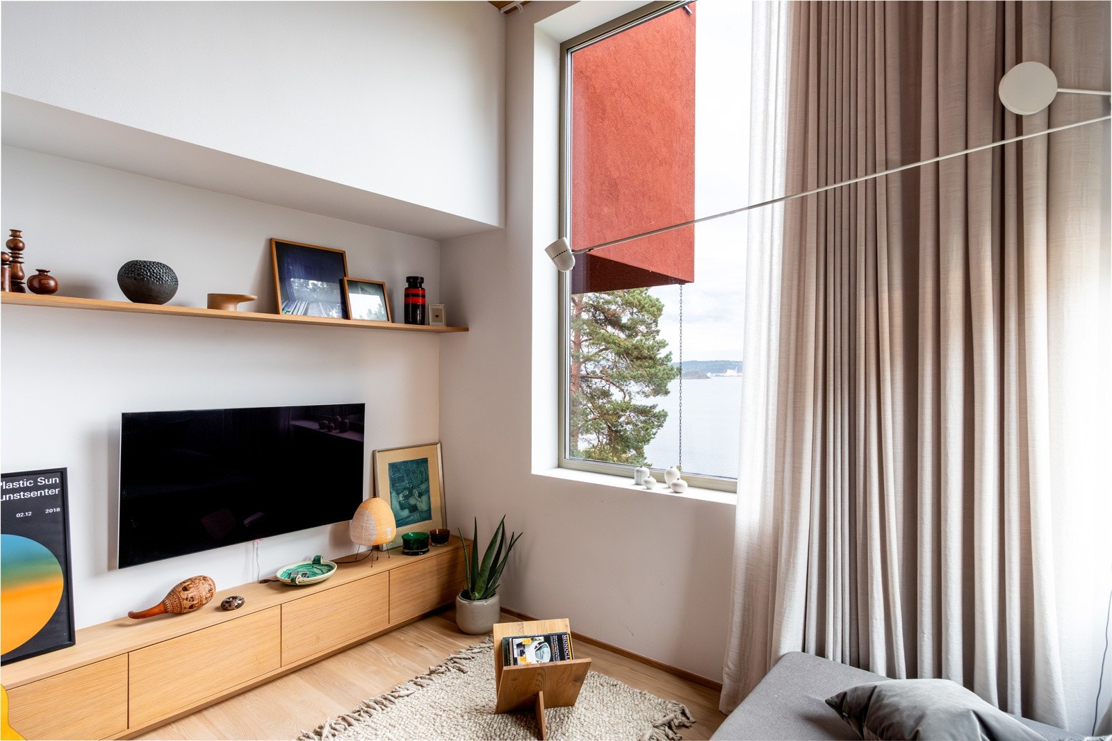 Ett av soverommene brukes som TVstue, arbeidsrom og gjesterom og har skapseng og skrivebord. Galleribilde