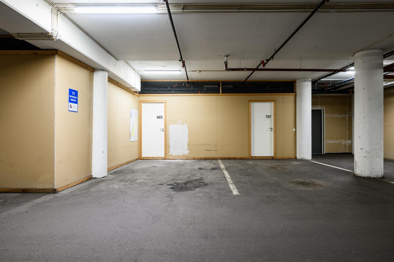 Parkering med bod i fremkant Galleribilde