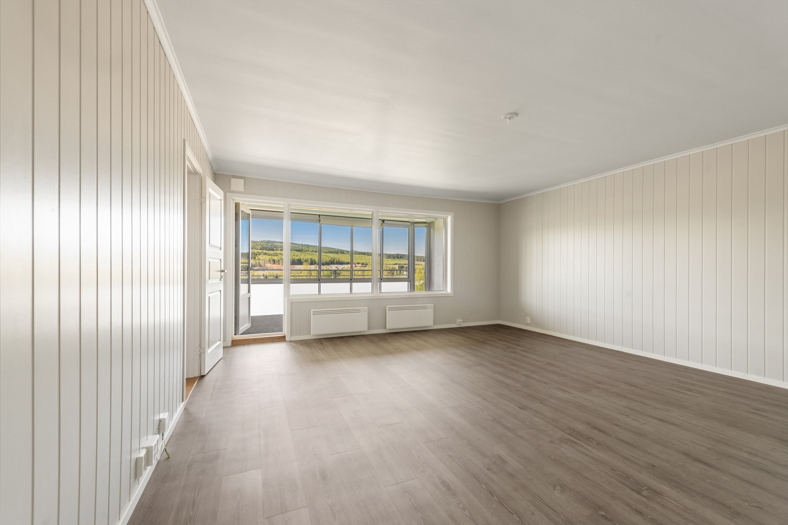 Stuen har god plass til møblering og direkte utgang til den innglassede balkongen. Galleribilde