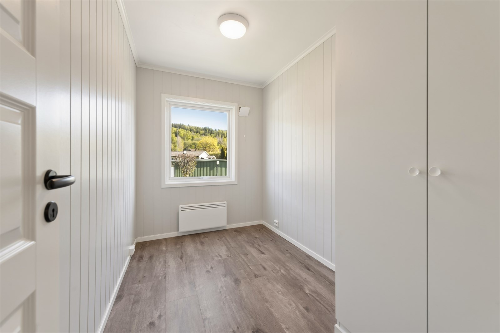 Leiligheten har totalt tre soverom, alle med laminatgulv og panel på veggene. Galleribilde