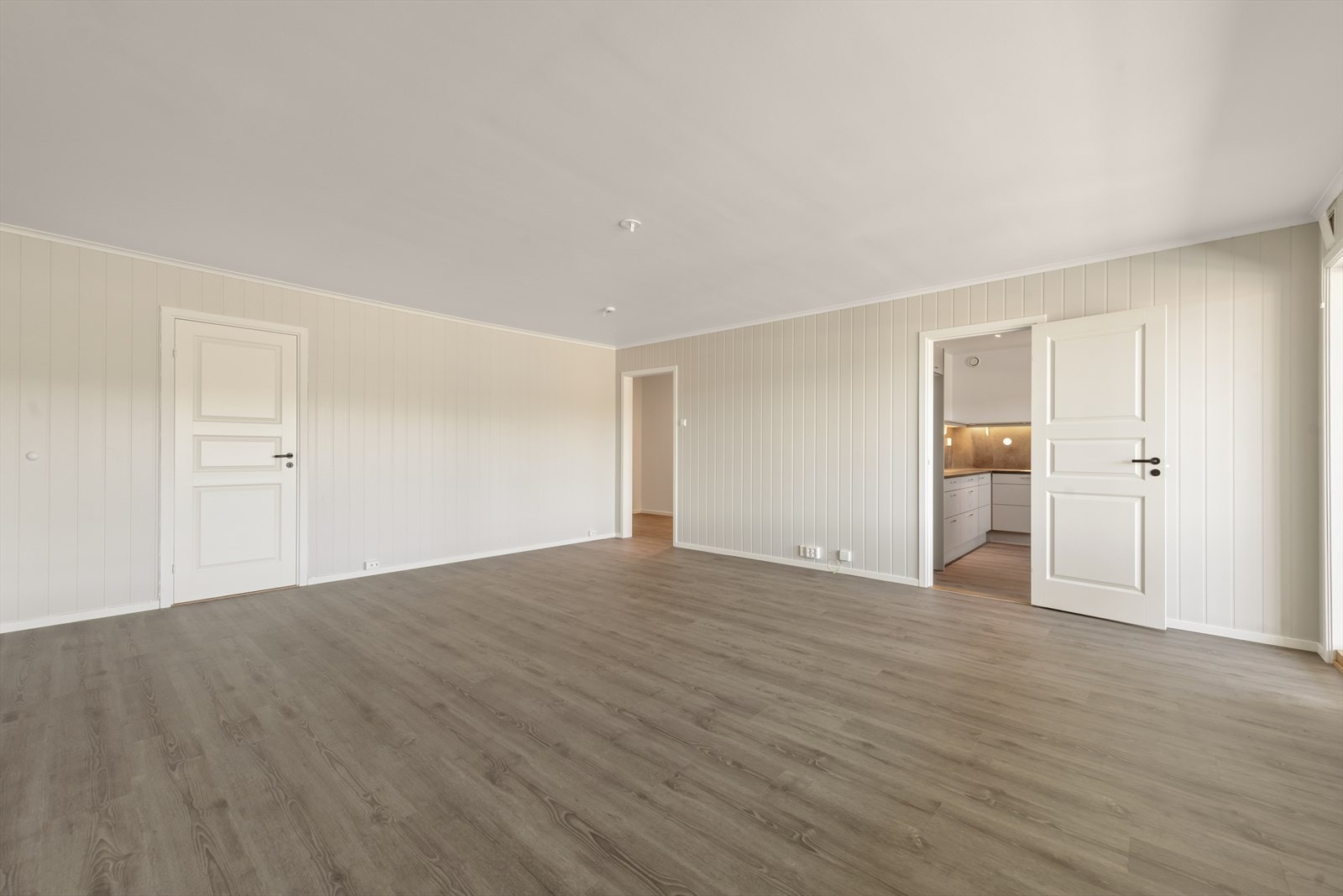 Gjennomgående laminatgulv og vegger med MDF-panel. Etasjeskillere i betong gir god lydisolasjon. Galleribilde