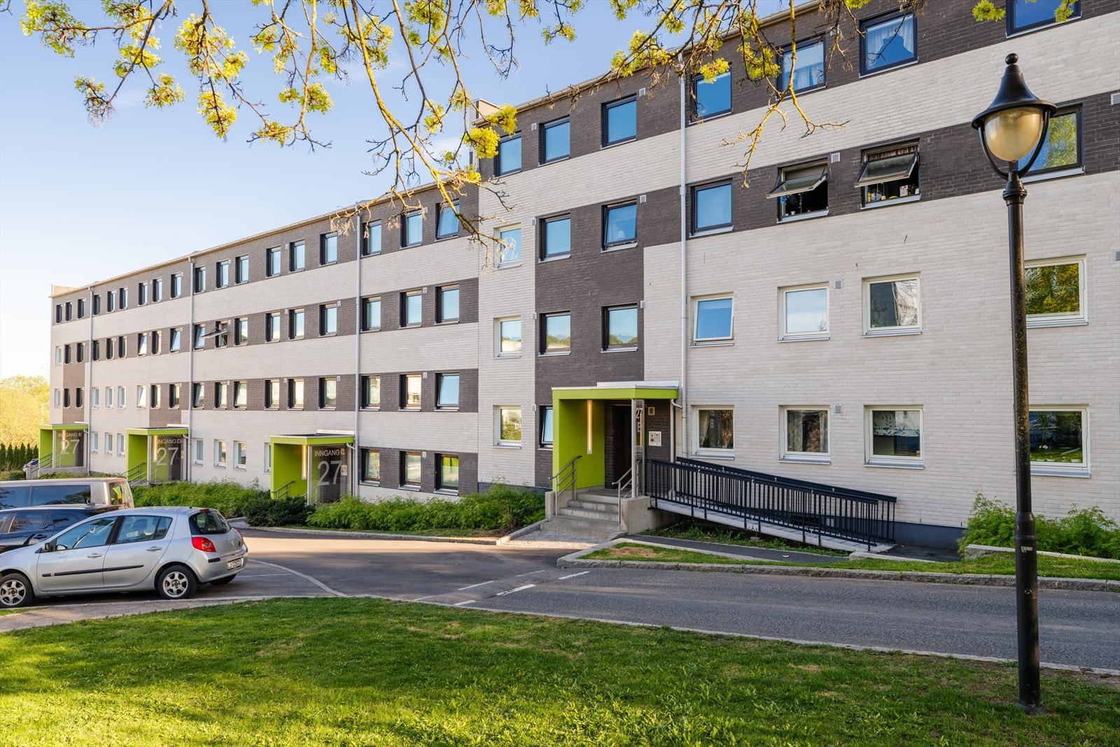 - Svært attraktiv beliggenhet på Ammerud. Med umiddelbar nærhet til bl.a. T-bane, buss, dagligvarehandel m.m. - Galleribilde