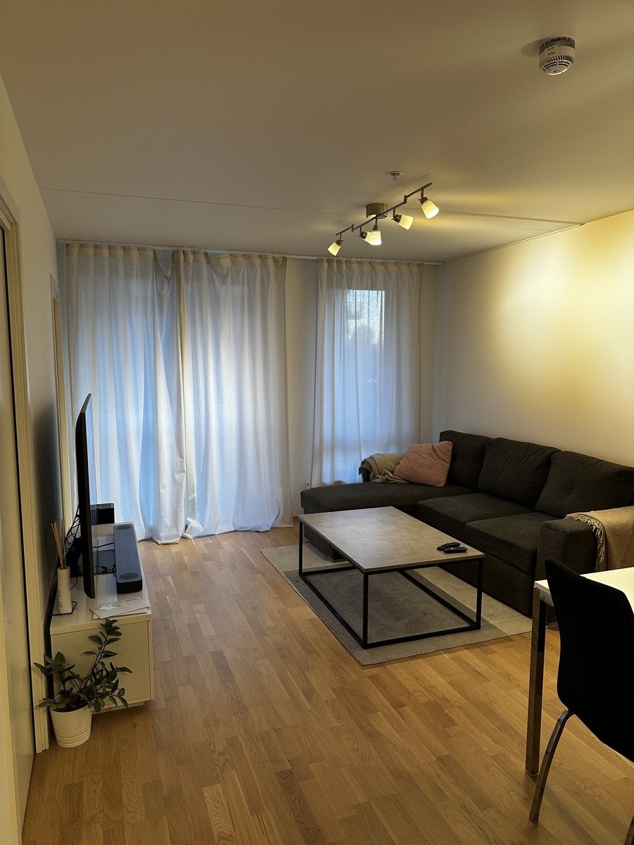 Stue: Lys og innbydende stue med store vinduer, god plass til sofagruppe og TV. Galleribilde